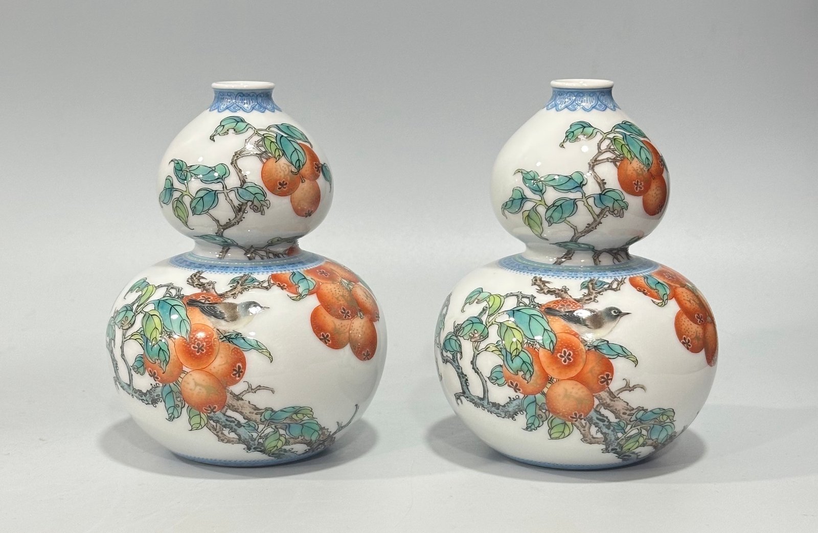 Qing Dynasty Yongzheng Small gourd vase with colorful enamel and emerald edges flowers and birds