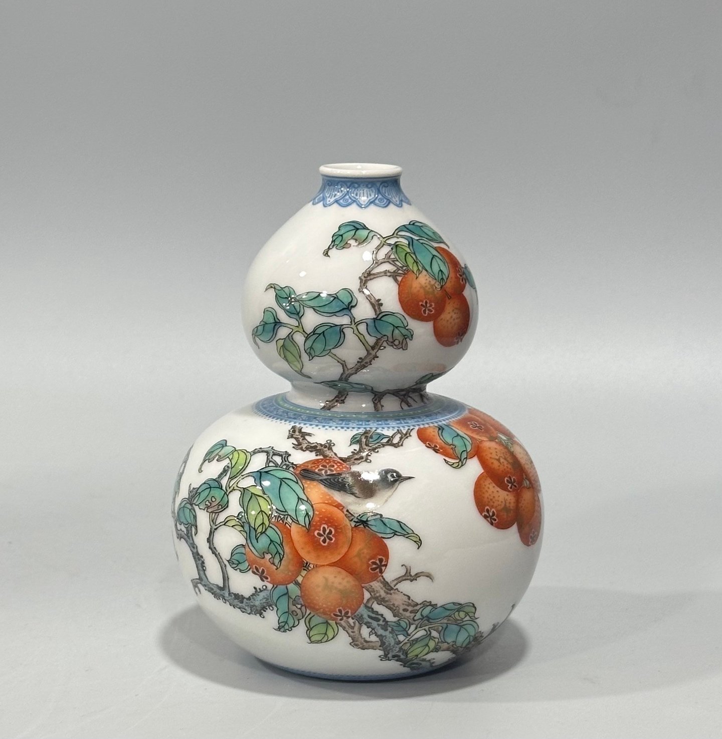 Qing Dynasty Yongzheng Small gourd vase with colorful enamel and emerald edges flowers and birds