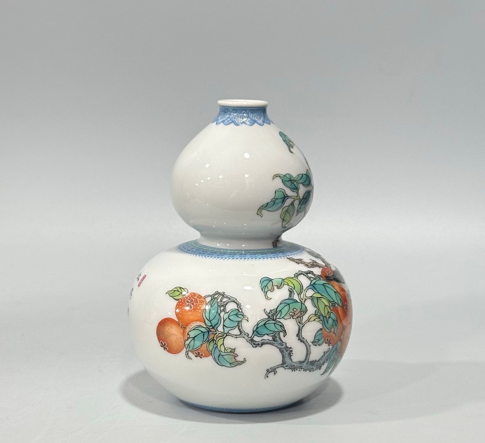 Qing Dynasty Yongzheng Small gourd vase with colorful enamel and emerald edges flowers and birds