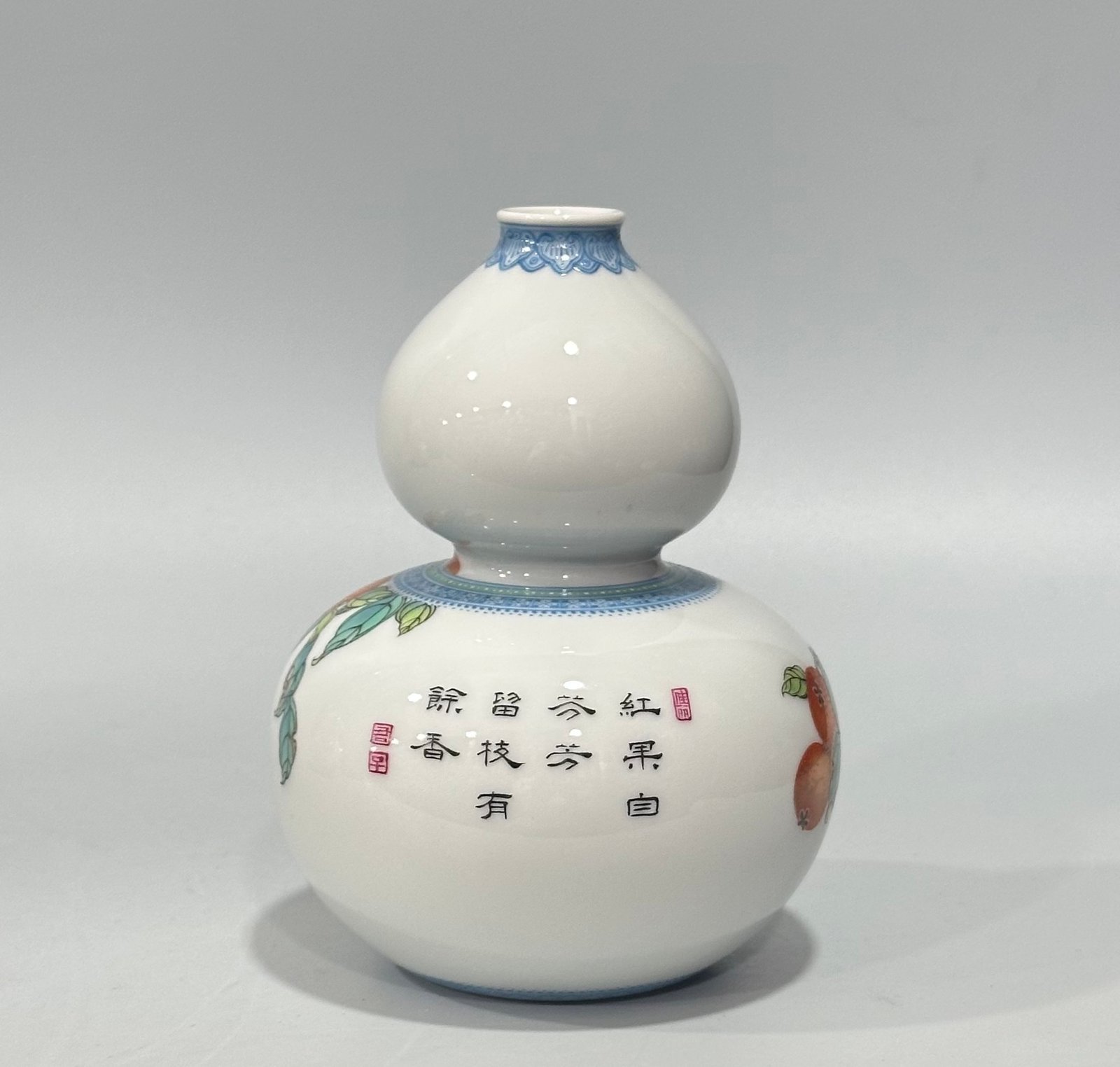 Qing Dynasty Yongzheng Small gourd vase with colorful enamel and emerald edges flowers and birds