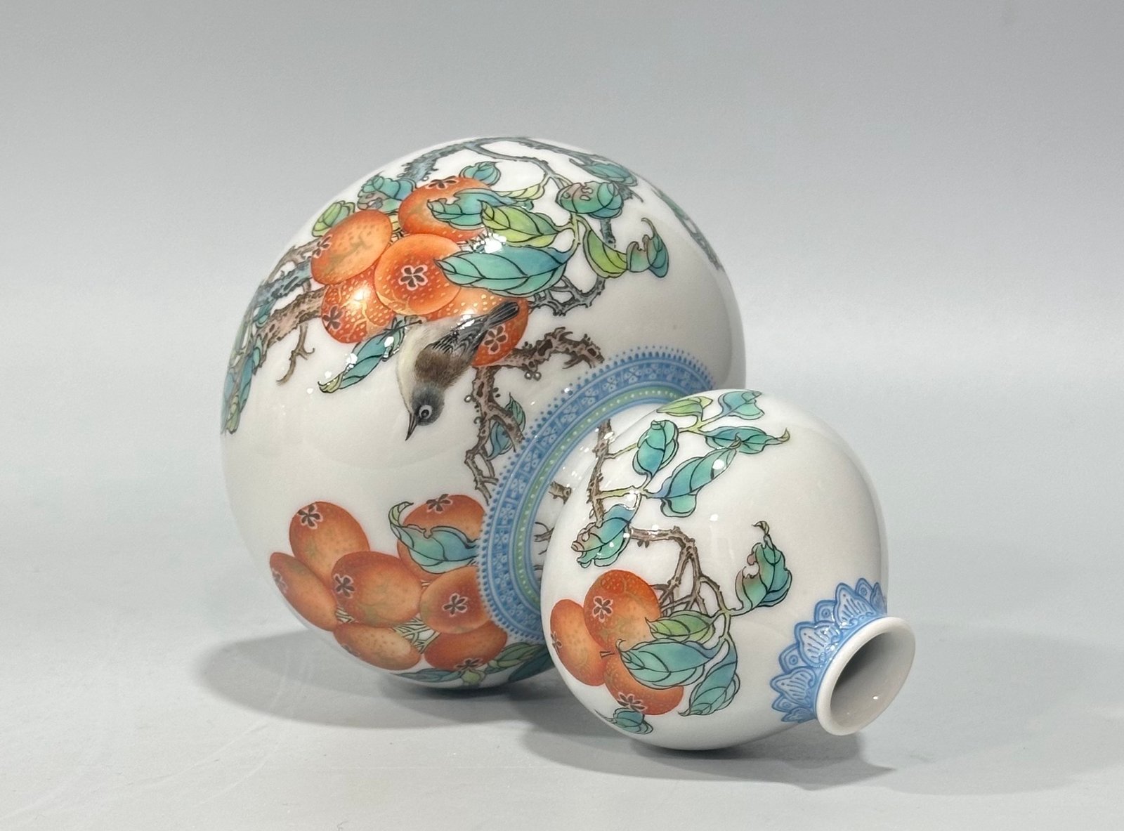 Qing Dynasty Yongzheng Small gourd vase with colorful enamel and emerald edges flowers and birds