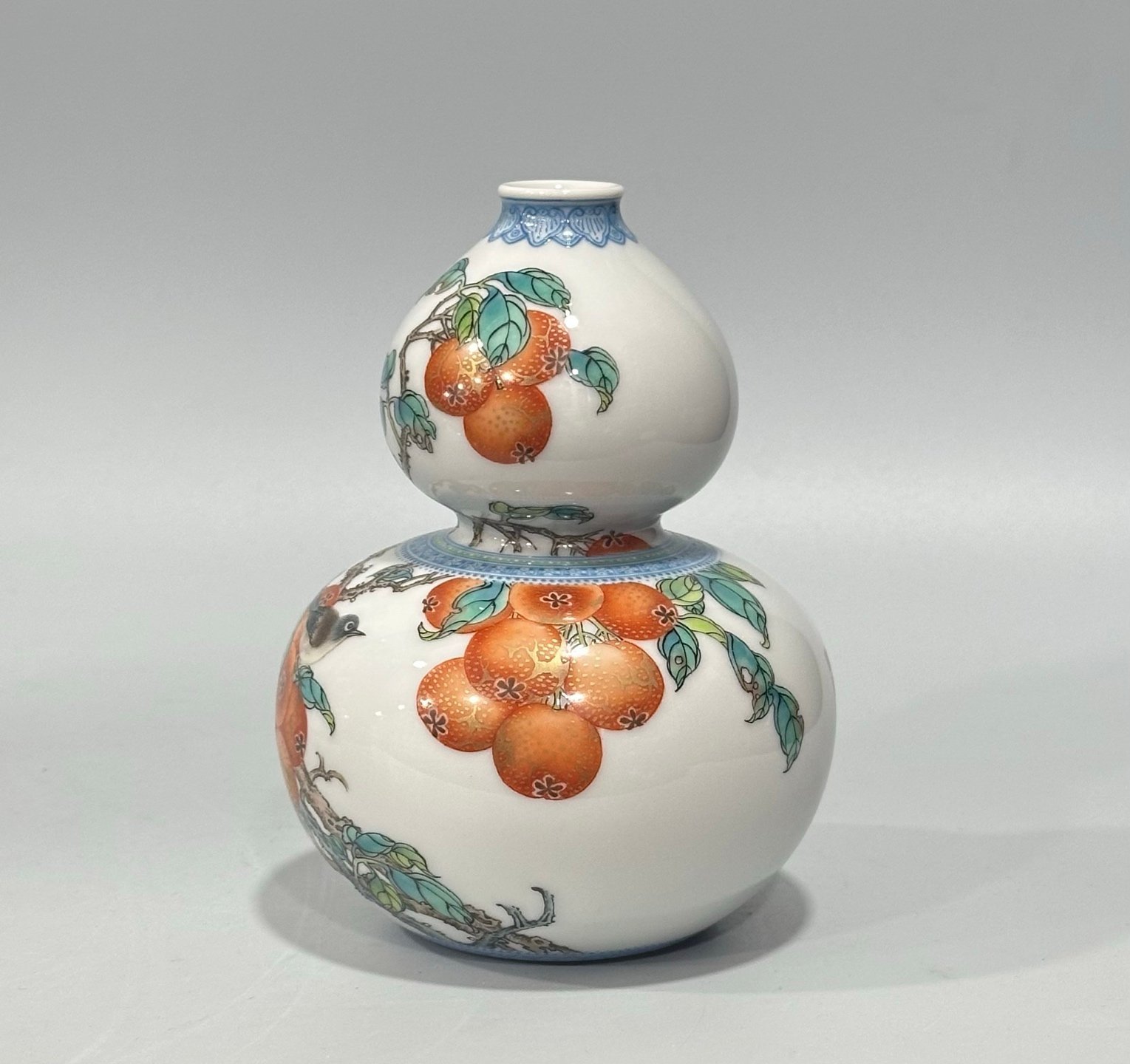 Qing Dynasty Yongzheng Small gourd vase with colorful enamel and emerald edges flowers and birds