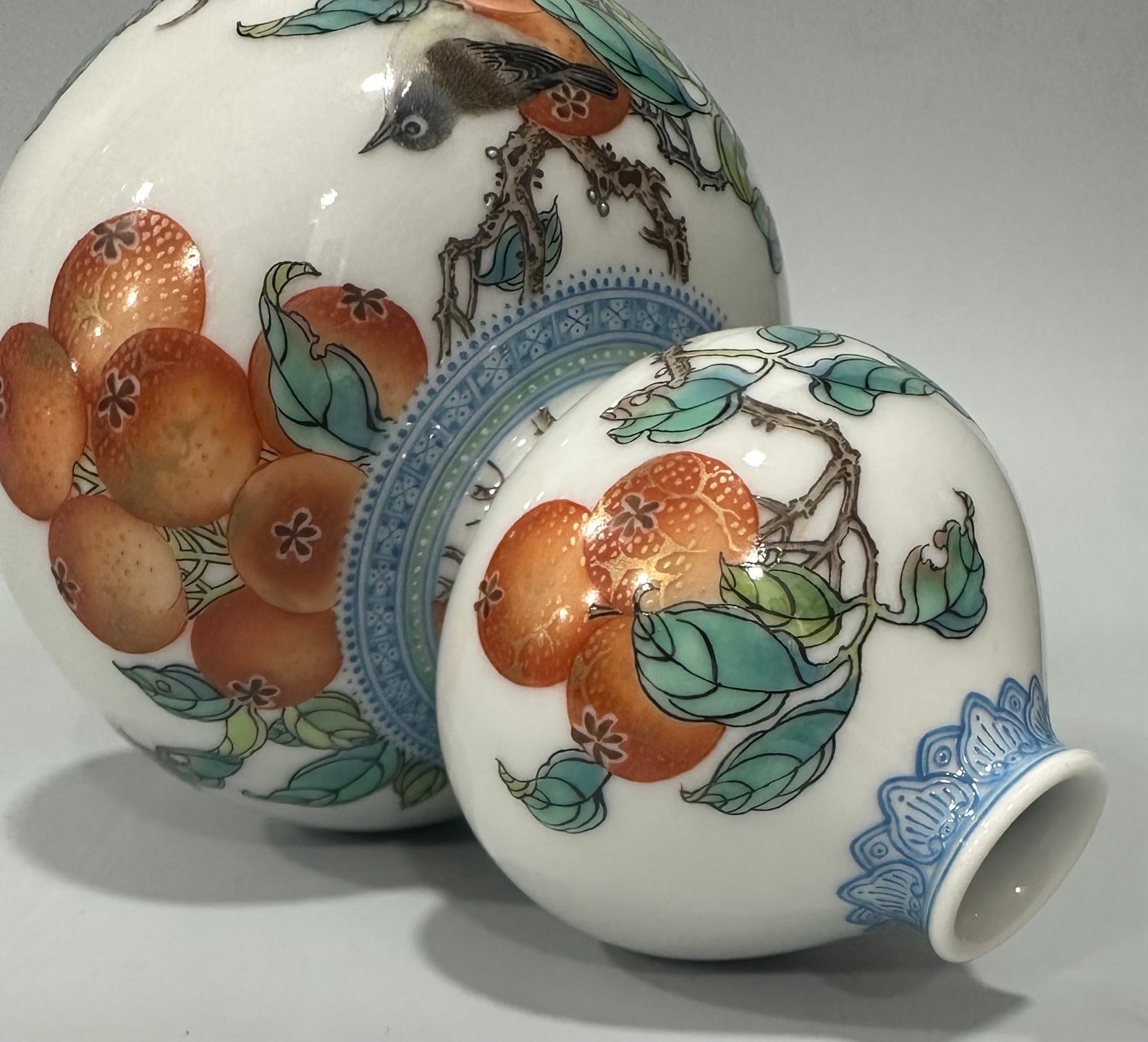 Qing Dynasty Yongzheng Small gourd vase with colorful enamel and emerald edges flowers and birds
