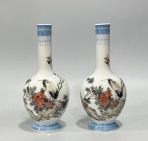 Qing Dynasty Yongzheng A long-necked vase with enamel and emerald edges flowers and bird