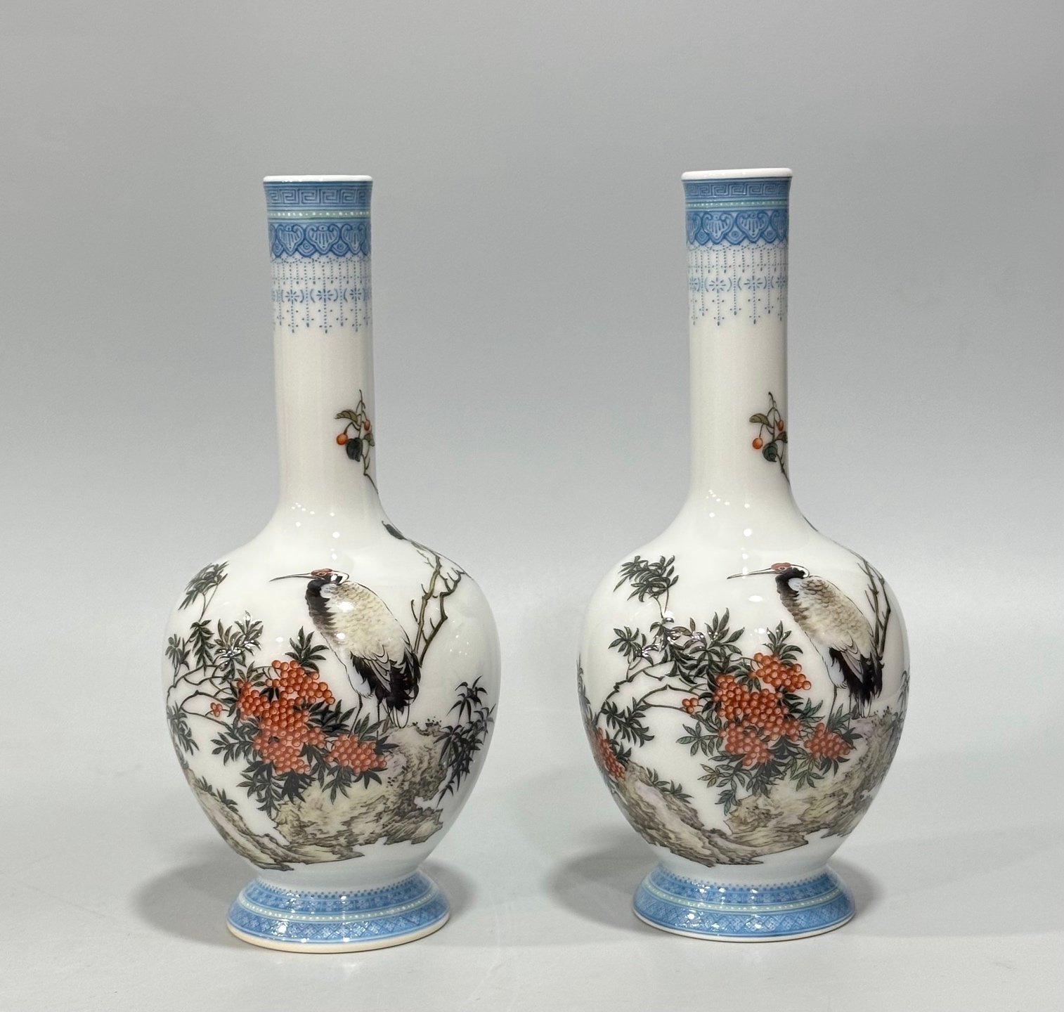 Qing Dynasty Yongzheng A long-necked vase with enamel and emerald edges flowers and bird
