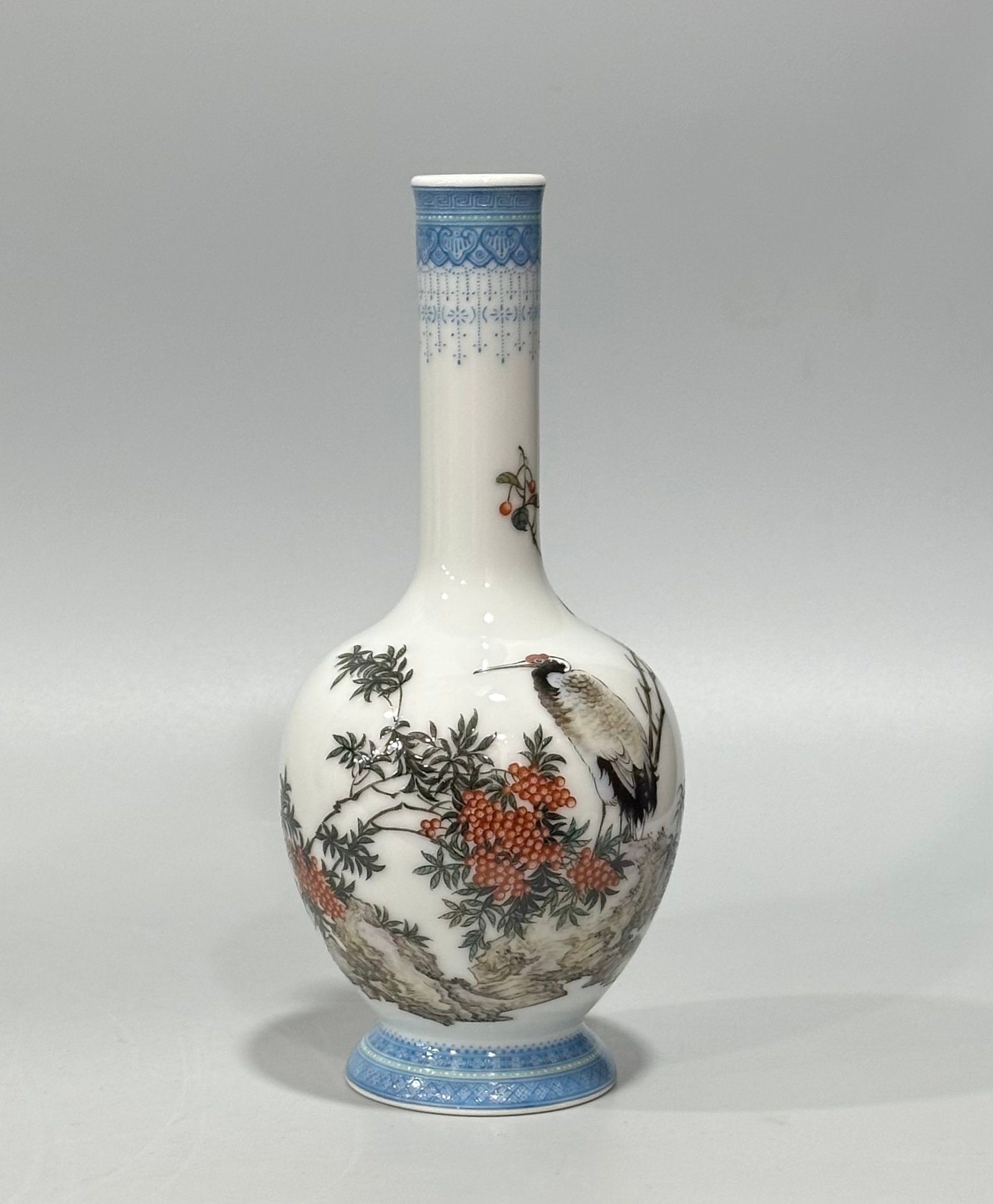 Qing Dynasty Yongzheng A long-necked vase with enamel and emerald edges flowers and bird