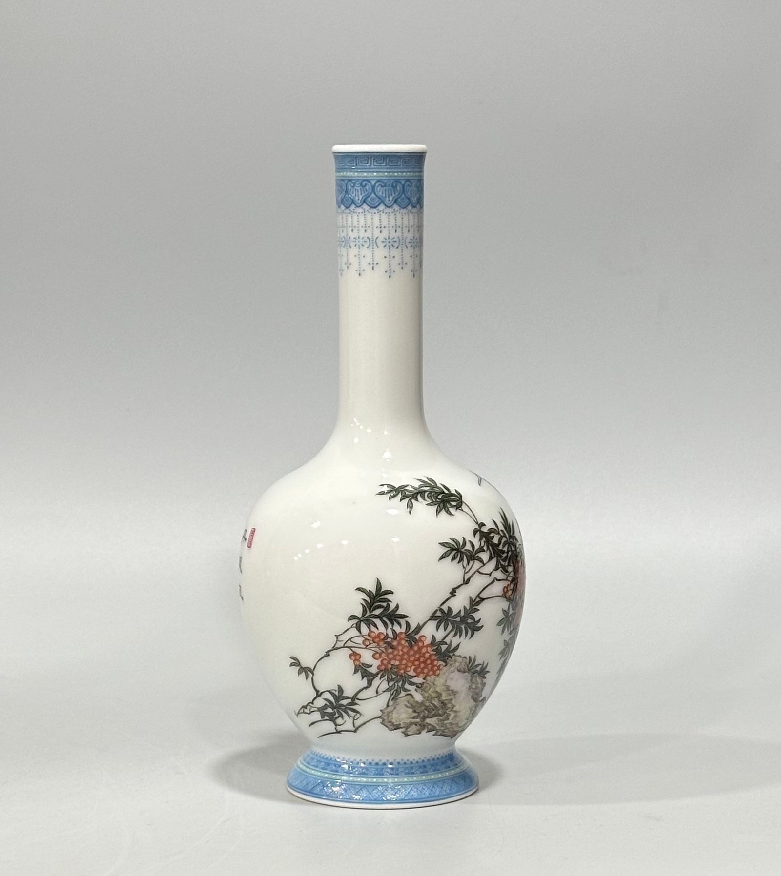 Qing Dynasty Yongzheng A long-necked vase with enamel and emerald edges flowers and bird