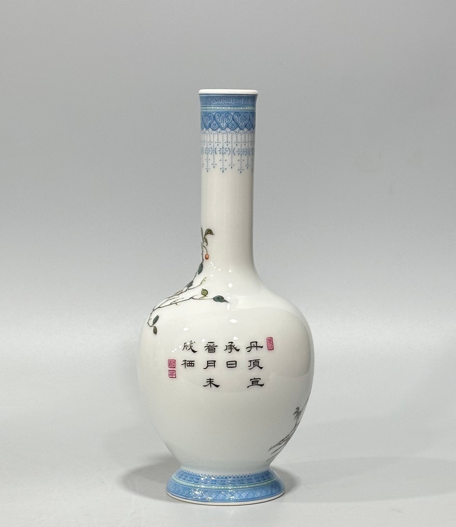Qing Dynasty Yongzheng A long-necked vase with enamel and emerald edges flowers and bird