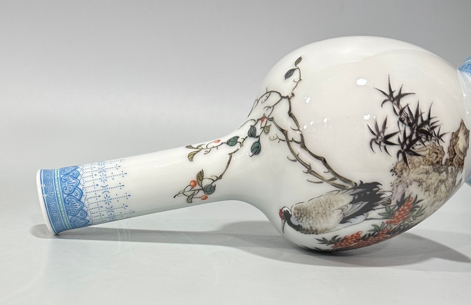 Qing Dynasty Yongzheng A long-necked vase with enamel and emerald edges flowers and bird