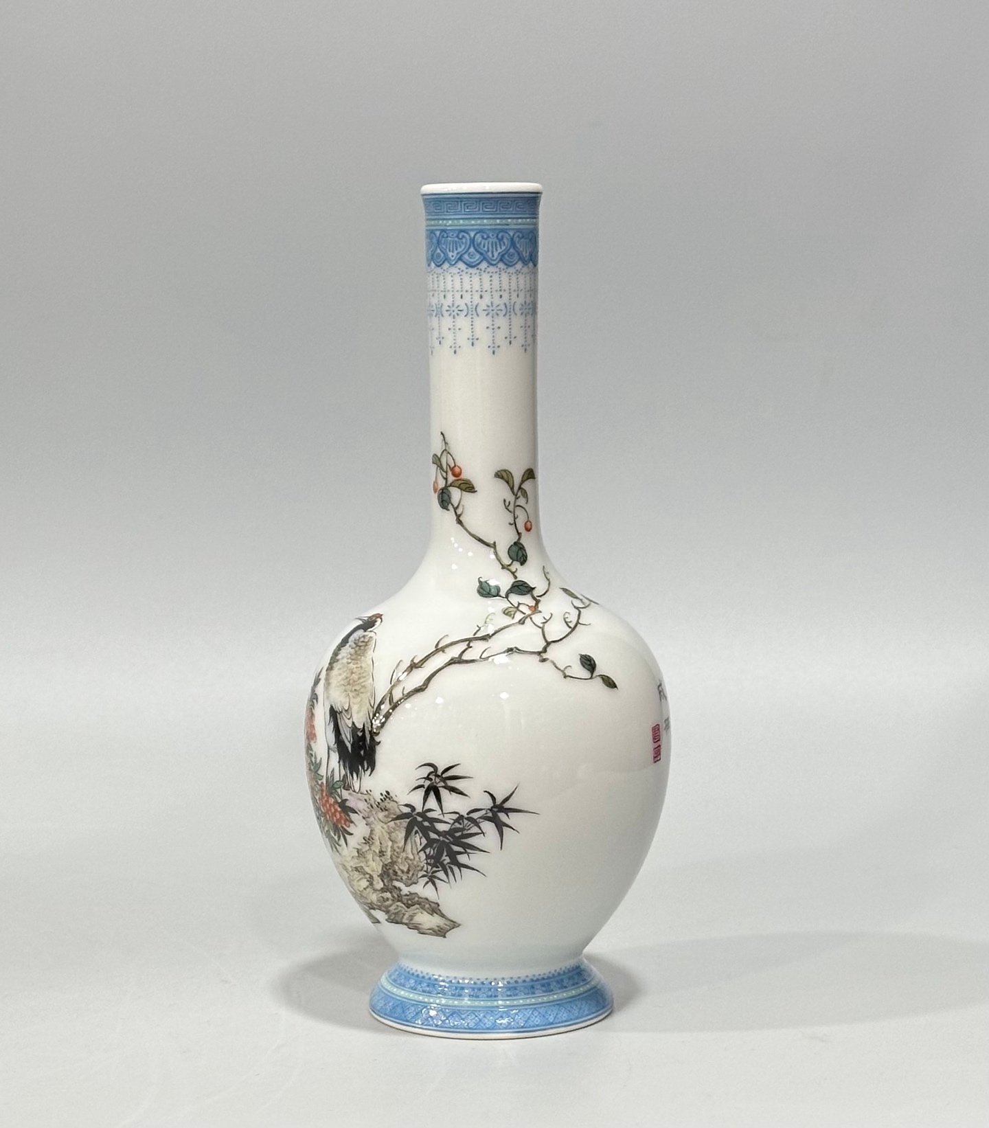 Qing Dynasty Yongzheng A long-necked vase with enamel and emerald edges flowers and bird