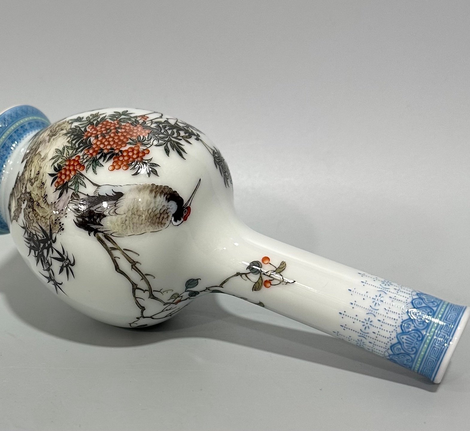 Qing Dynasty Yongzheng A long-necked vase with enamel and emerald edges flowers and bird