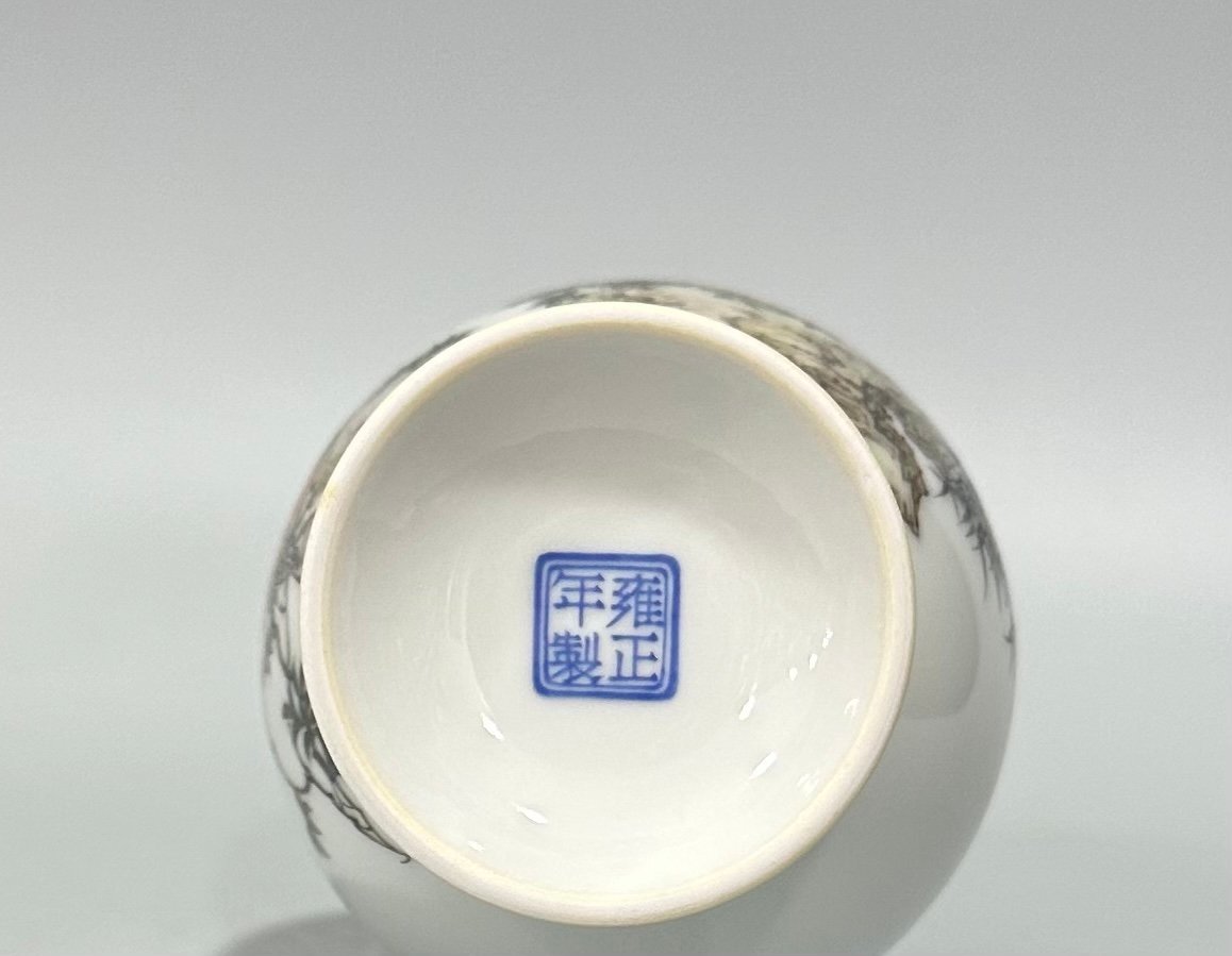 Qing Dynasty Yongzheng A long-necked vase with enamel and emerald edges flowers and bird