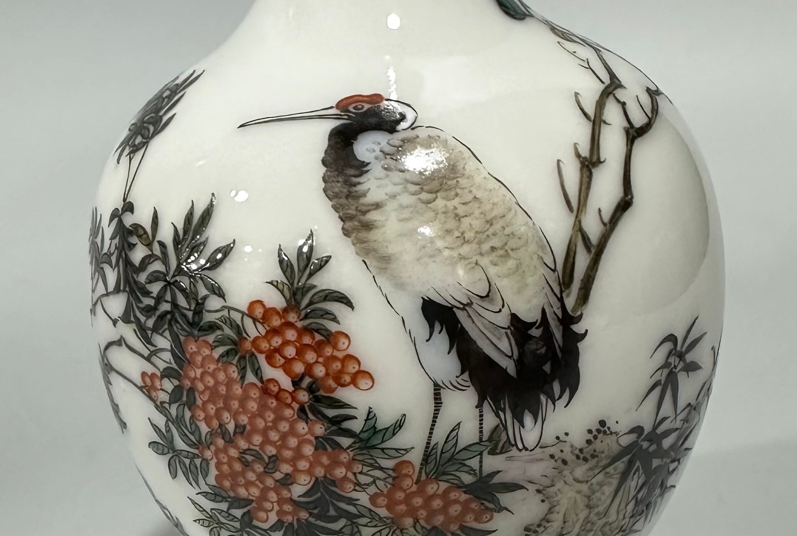 Qing Dynasty Yongzheng A long-necked vase with enamel and emerald edges flowers and bird