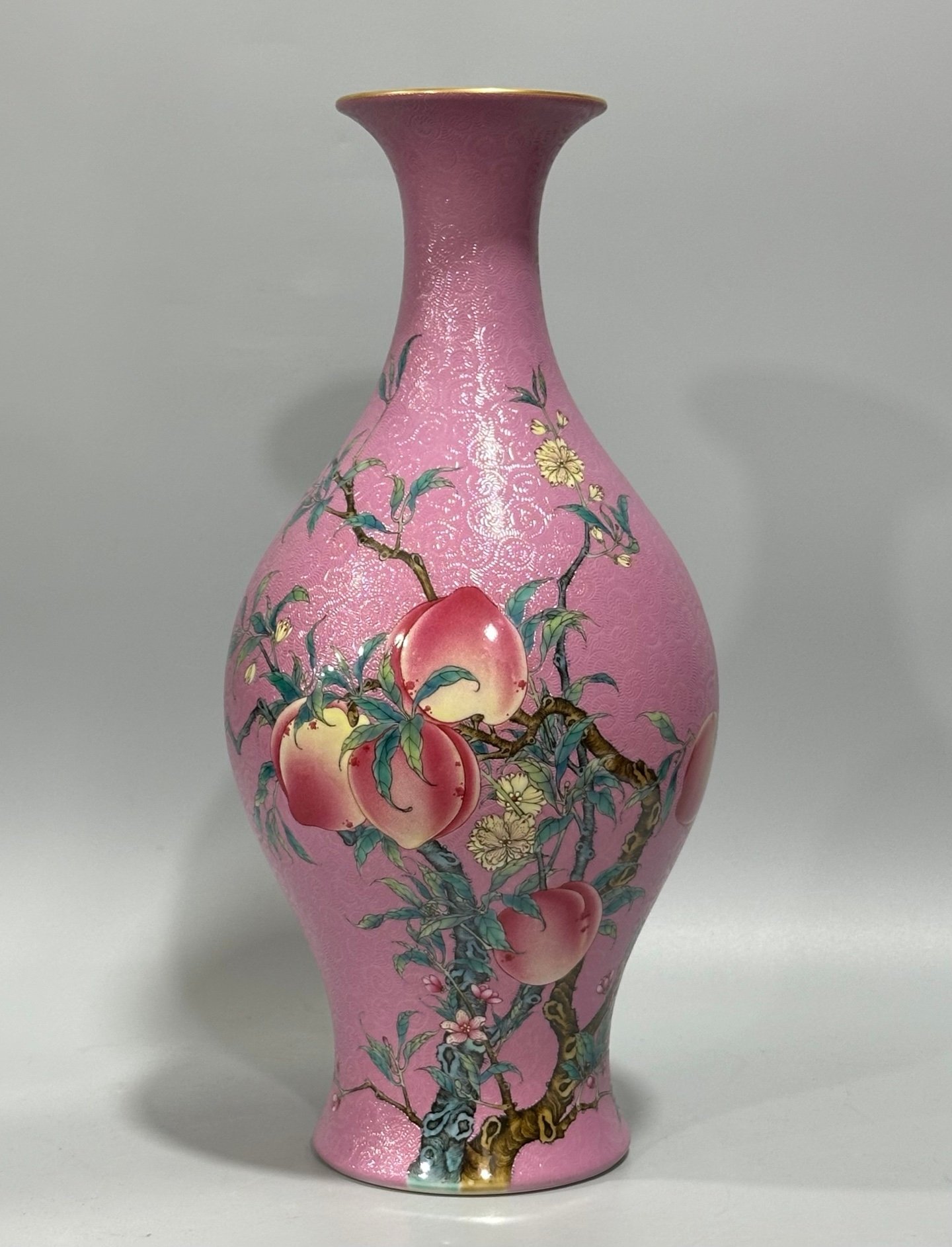 Qing Dynasty Yongzheng Enamel rouge water track olive vase