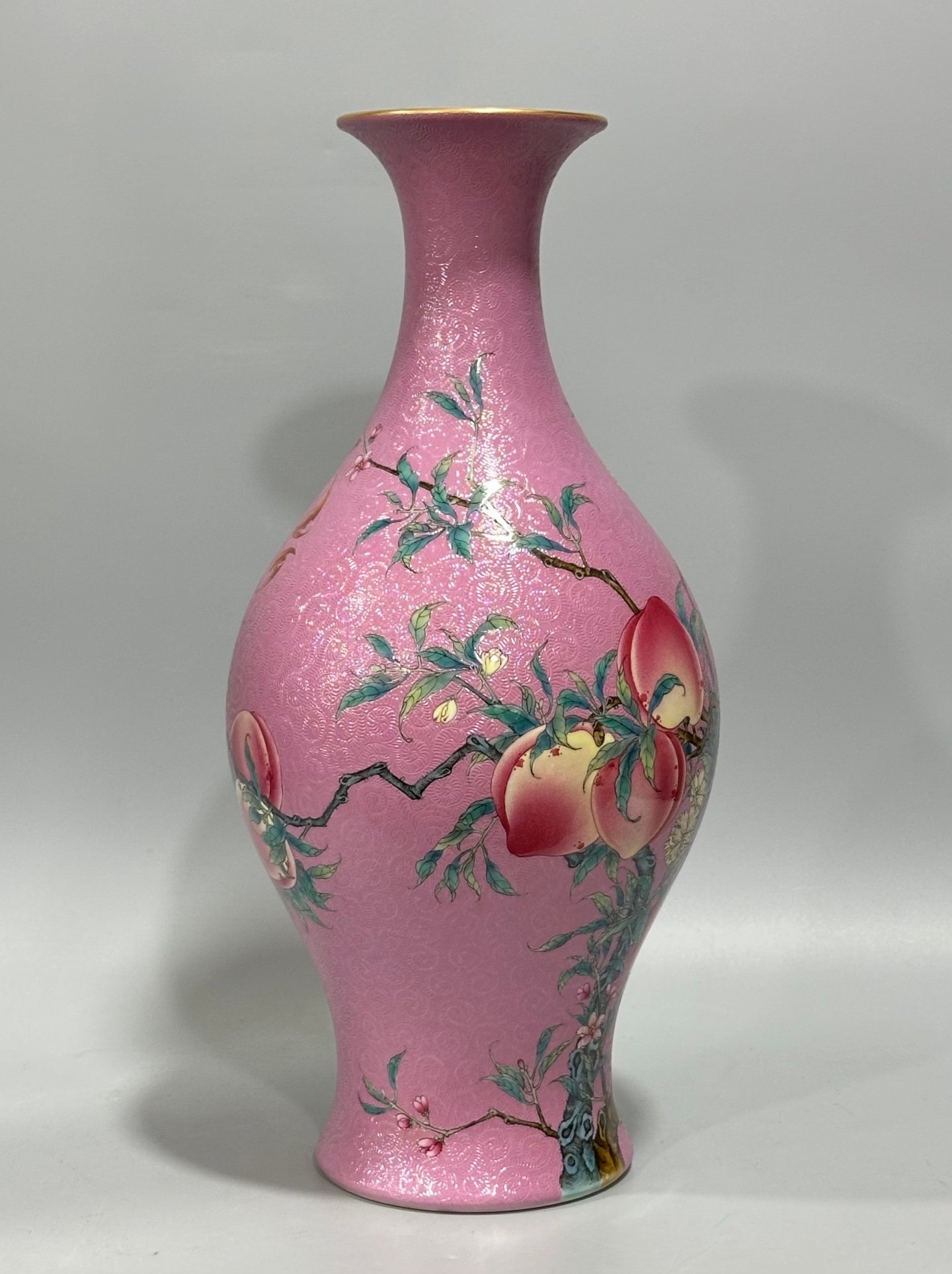 Qing Dynasty Yongzheng Enamel rouge water track olive vase