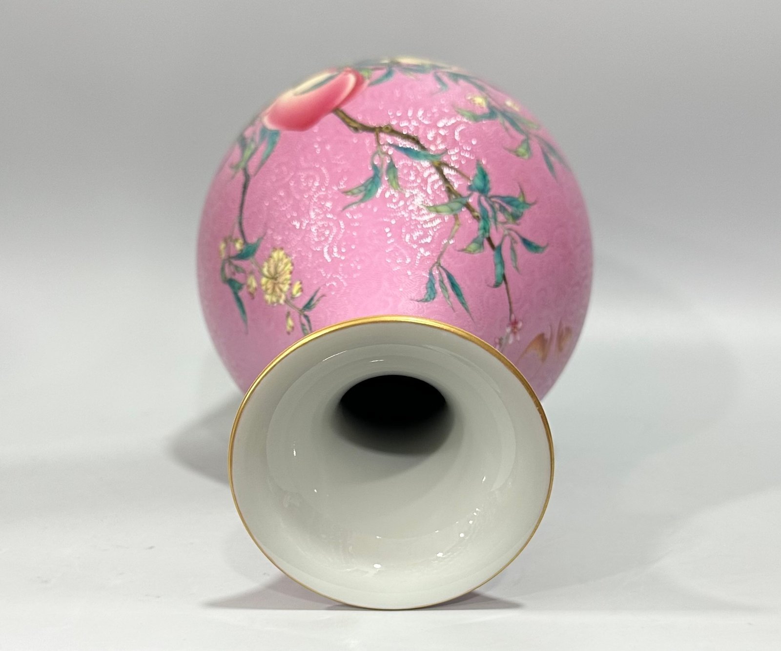 Qing Dynasty Yongzheng Enamel rouge water track olive vase