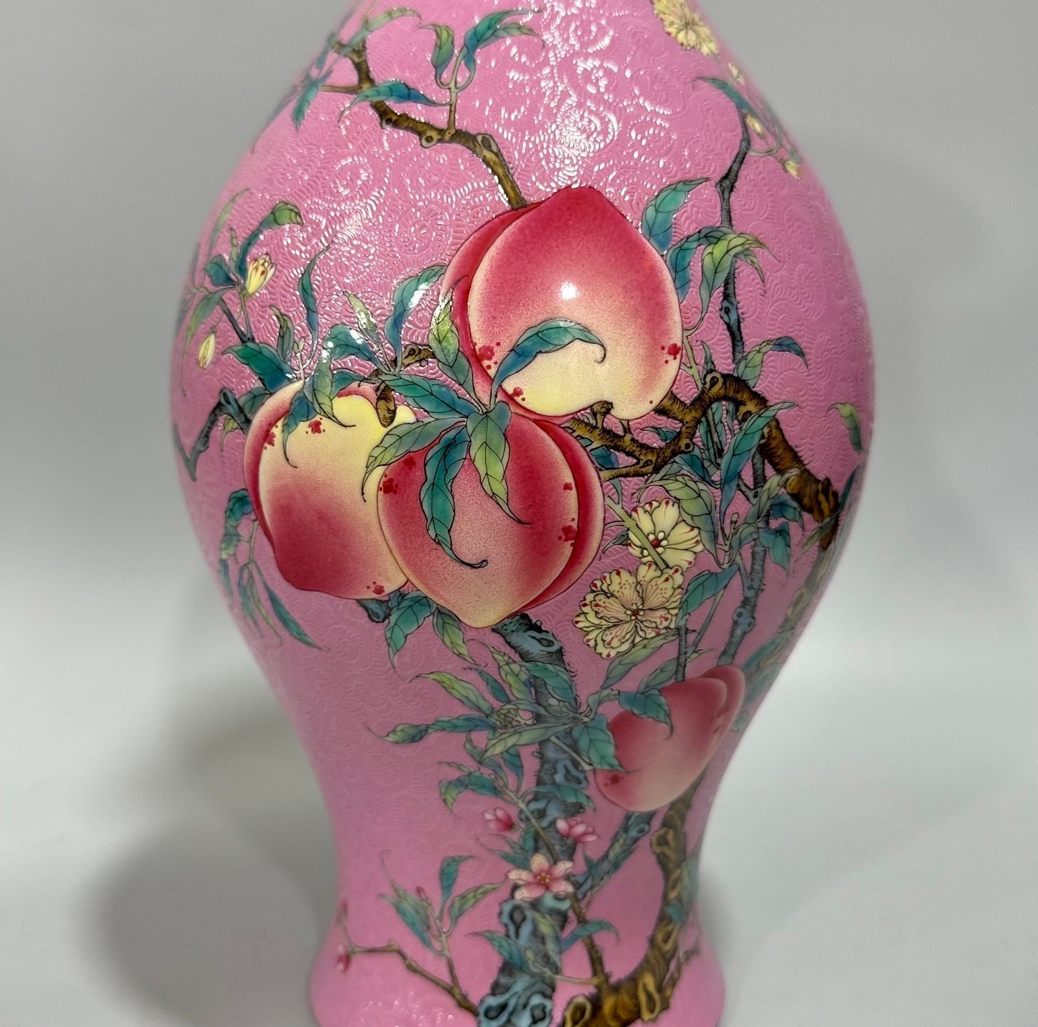 Qing Dynasty Yongzheng Enamel rouge water track olive vase