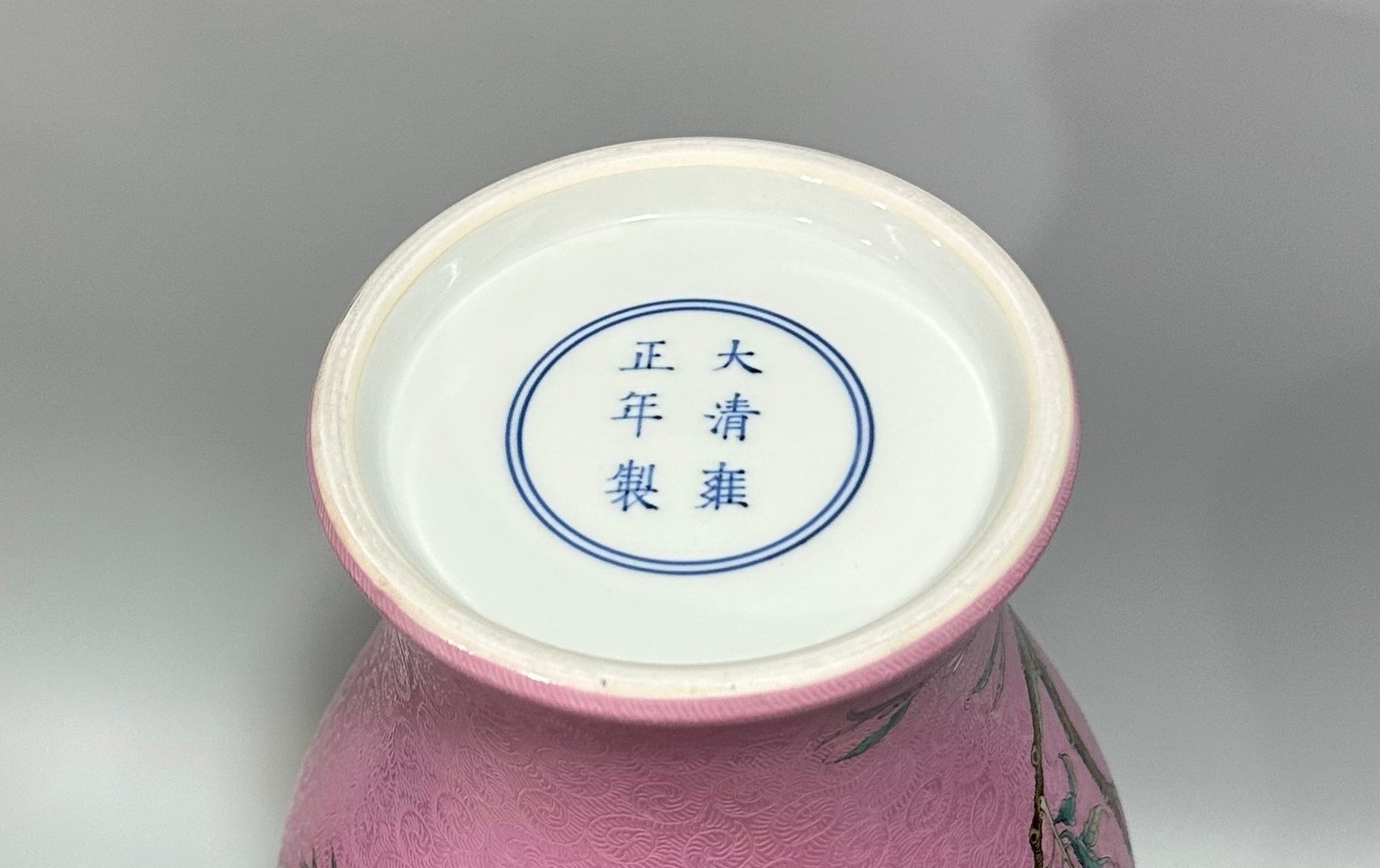 Qing Dynasty Yongzheng Enamel rouge water track olive vase