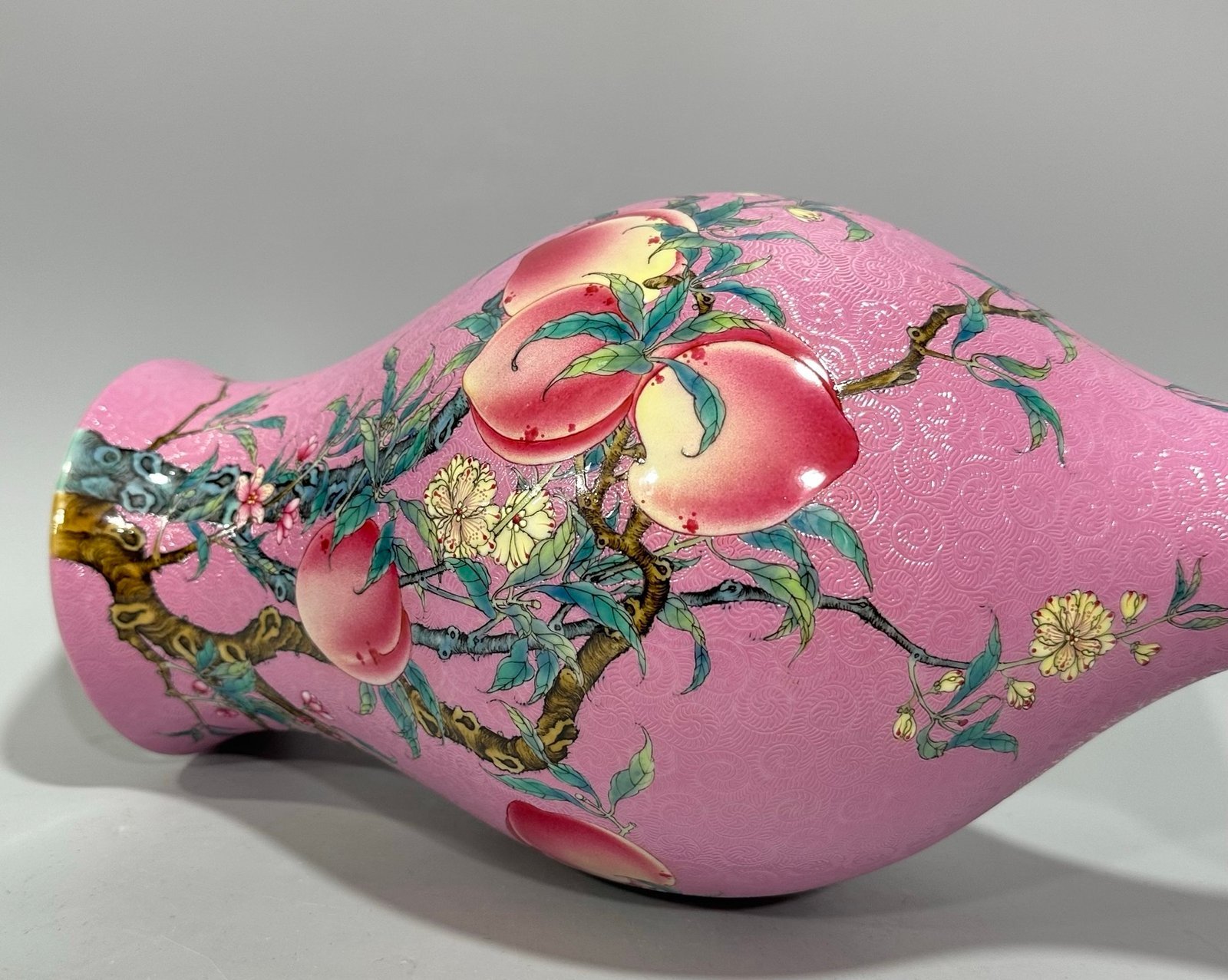 Qing Dynasty Yongzheng Enamel rouge water track olive vase