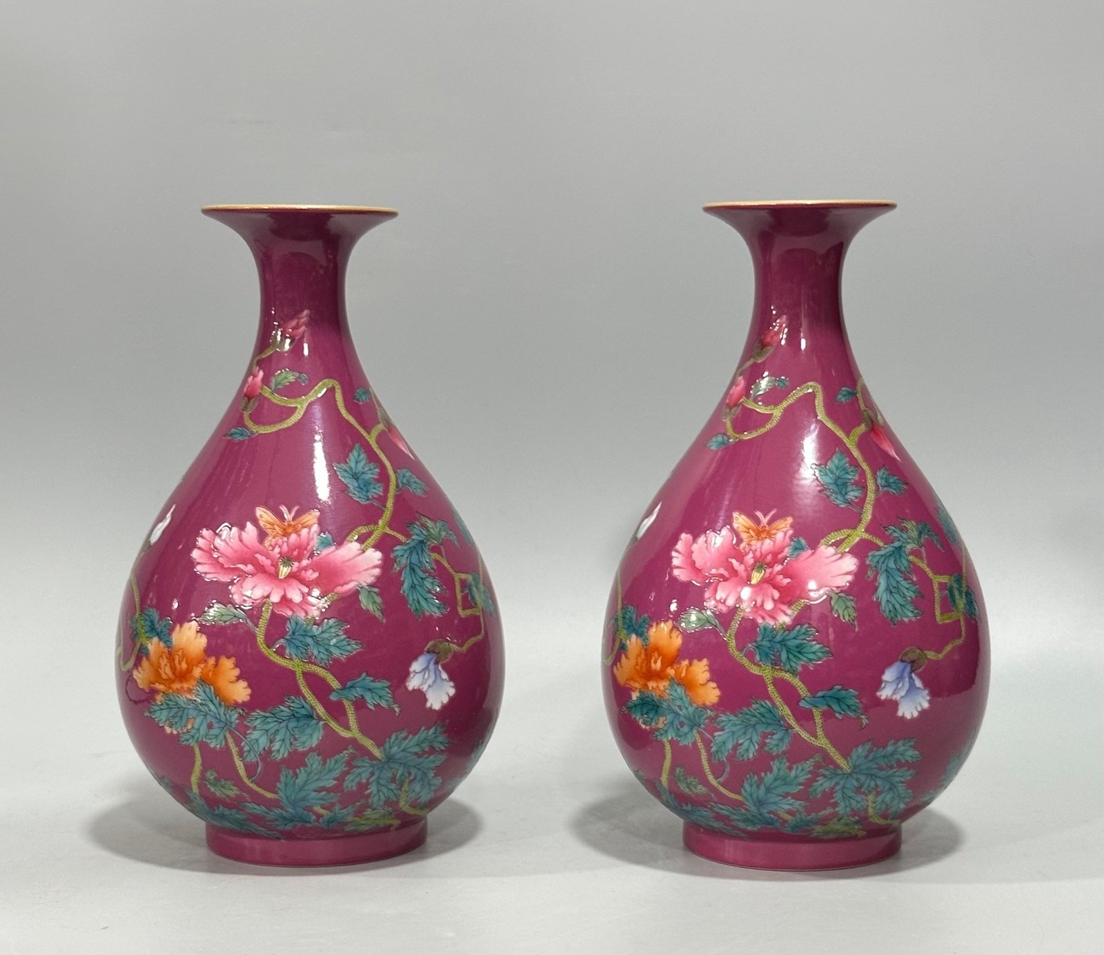 Qing Dynasty Yongzheng Enamel rouge red butterfly love pattern jade pot spring vase