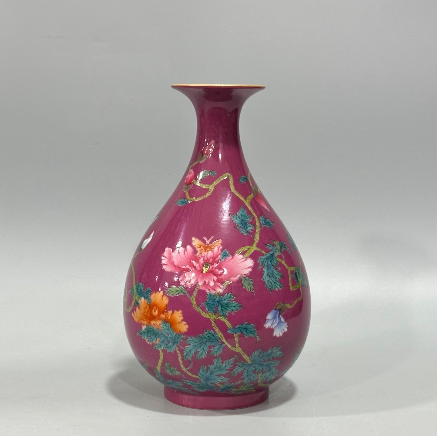 Qing Dynasty Yongzheng Enamel rouge red butterfly love pattern jade pot spring vase