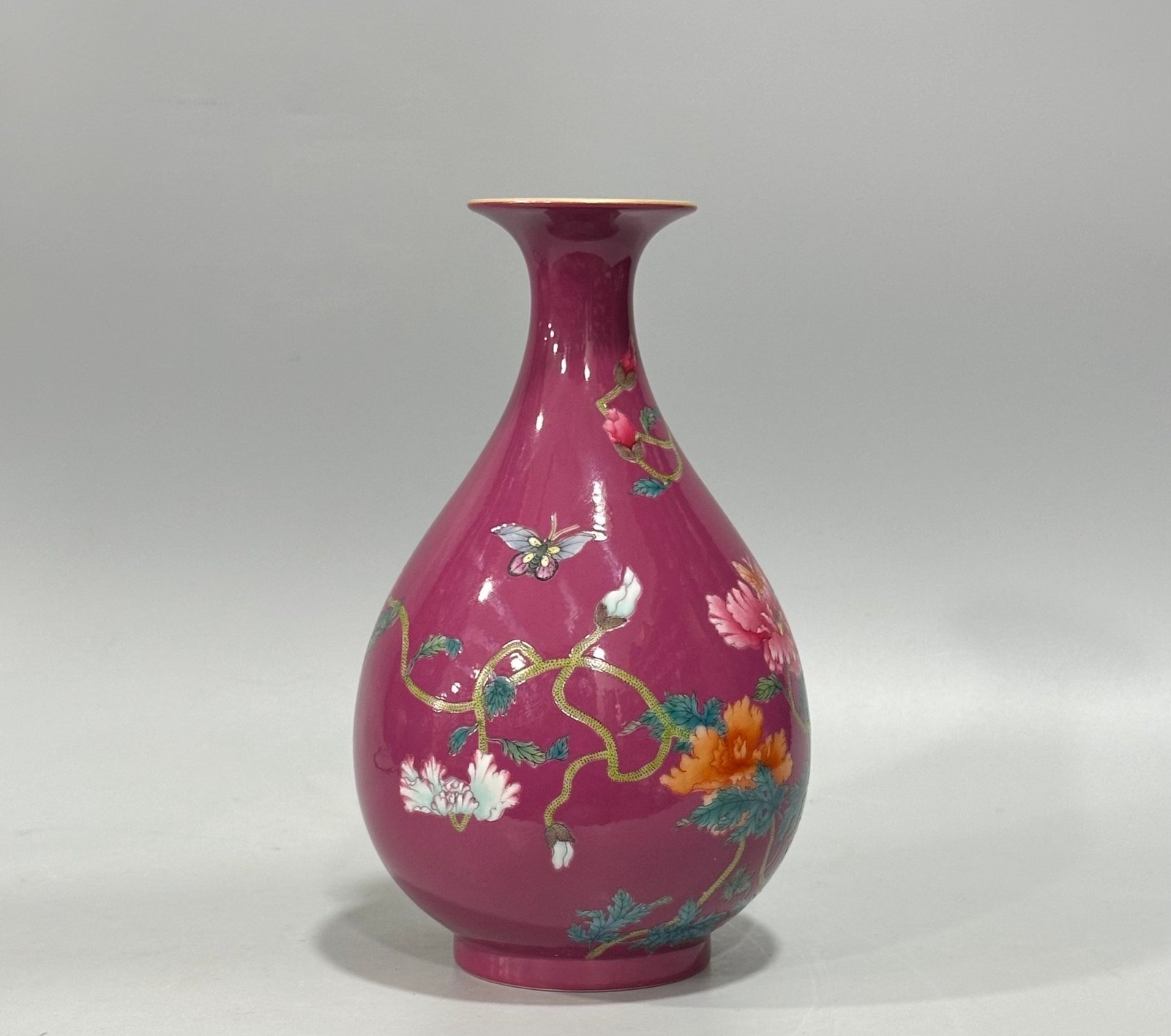 Qing Dynasty Yongzheng Enamel rouge red butterfly love pattern jade pot spring vase