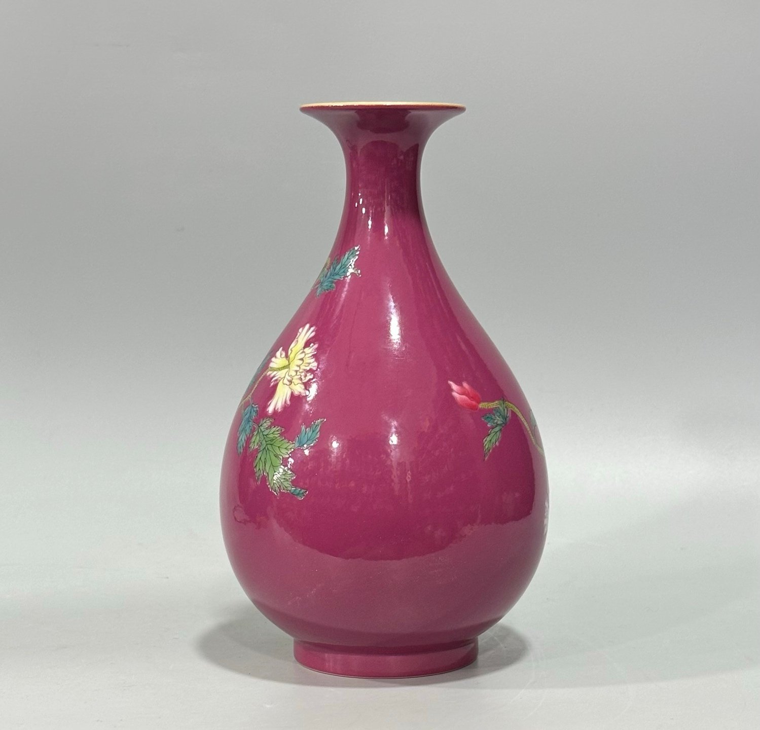 Qing Dynasty Yongzheng Enamel rouge red butterfly love pattern jade pot spring vase