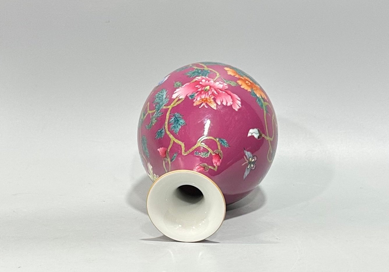 Qing Dynasty Yongzheng Enamel rouge red butterfly love pattern jade pot spring vase