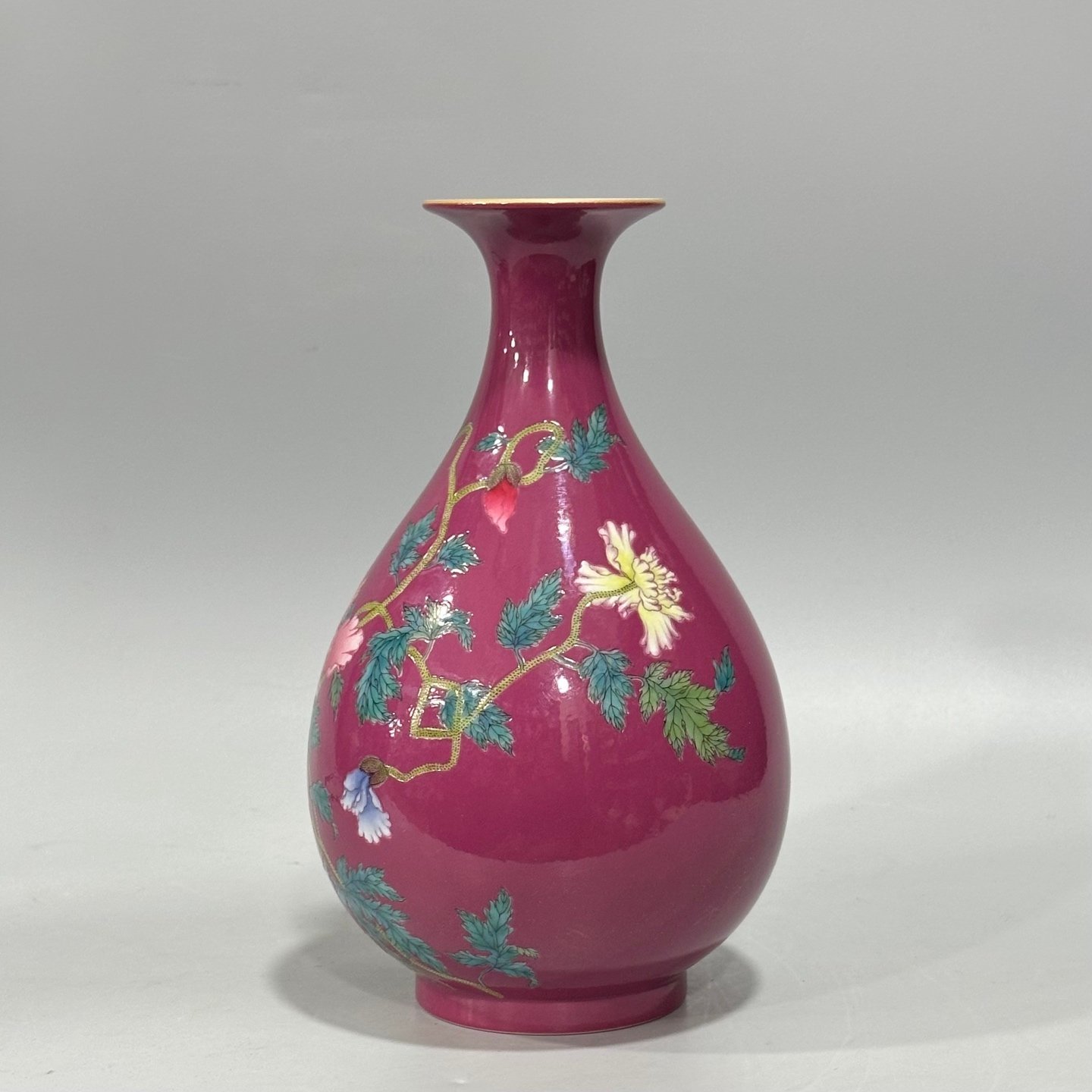 Qing Dynasty Yongzheng Enamel rouge red butterfly love pattern jade pot spring vase