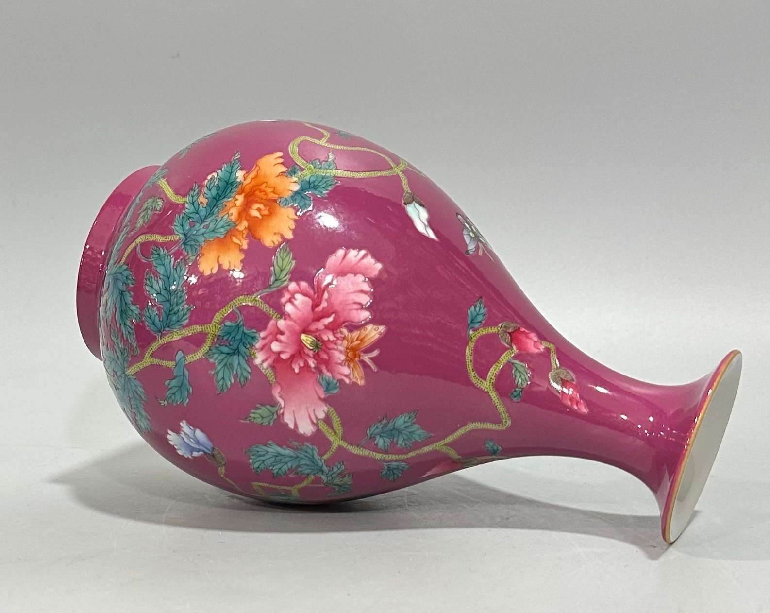 Qing Dynasty Yongzheng Enamel rouge red butterfly love pattern jade pot spring vase