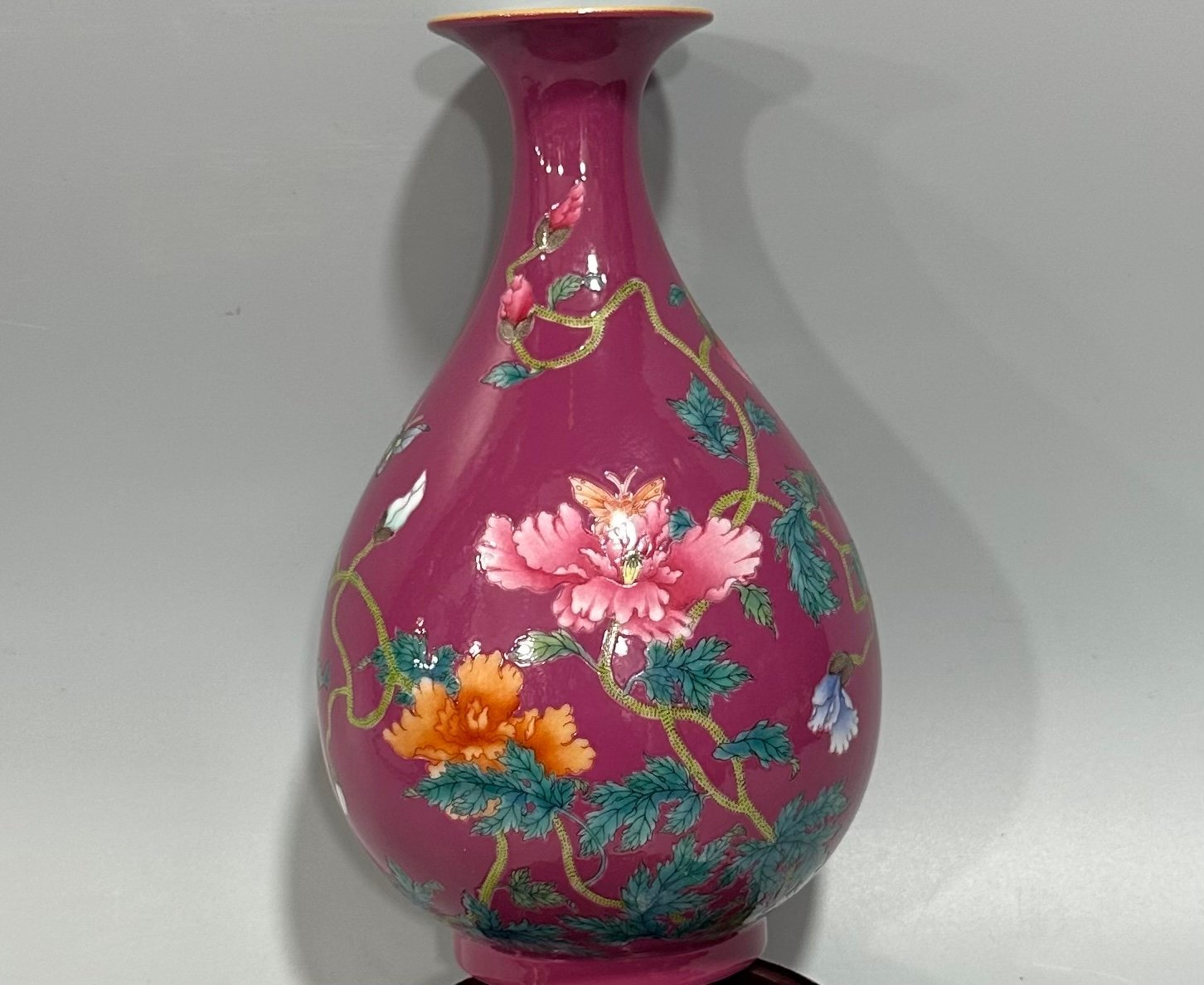 Qing Dynasty Yongzheng Enamel rouge red butterfly love pattern jade pot spring vase