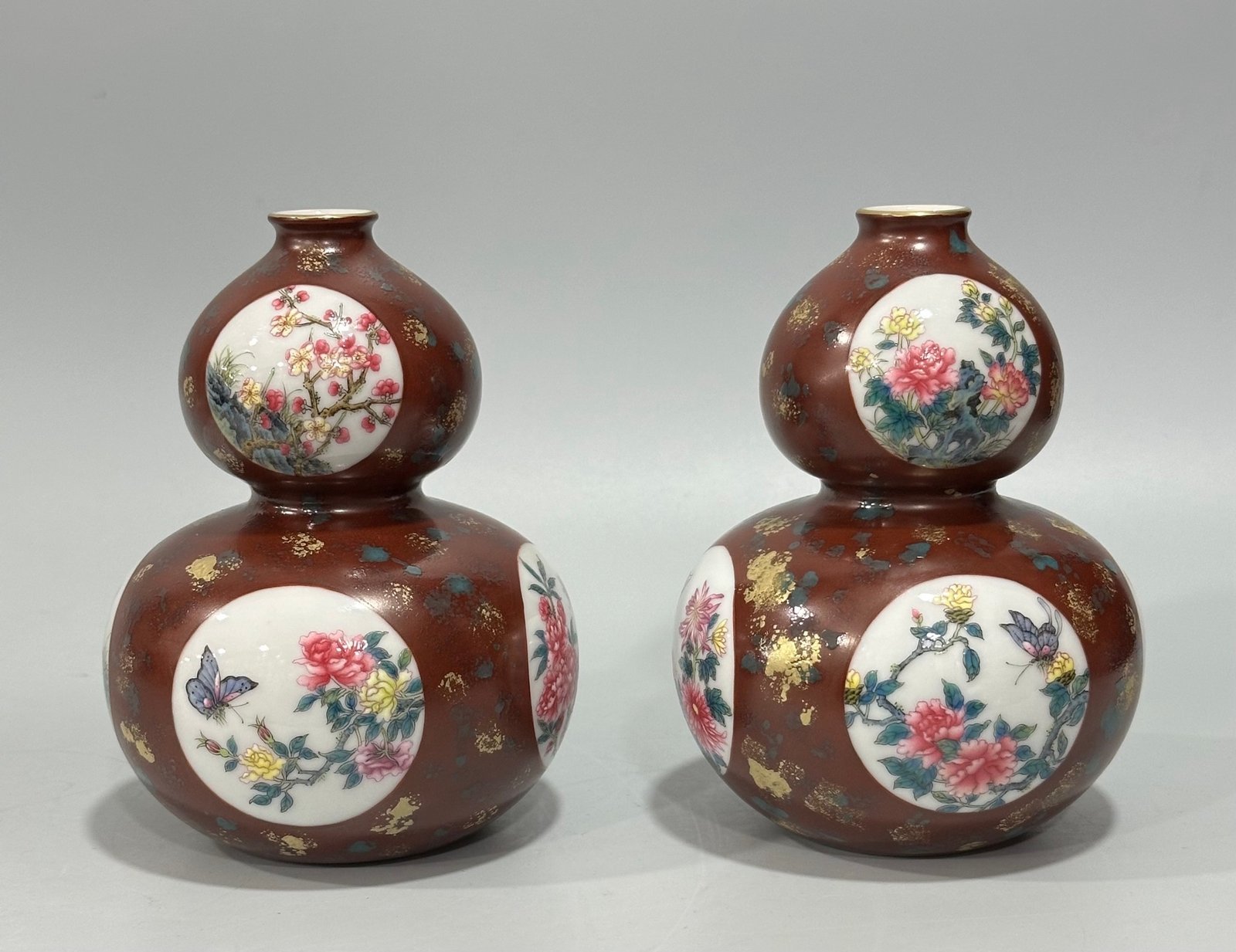 Qing Dynasty Yongzheng Enamel sauce glaze and gold-sprinkled small gourd vase with window opening