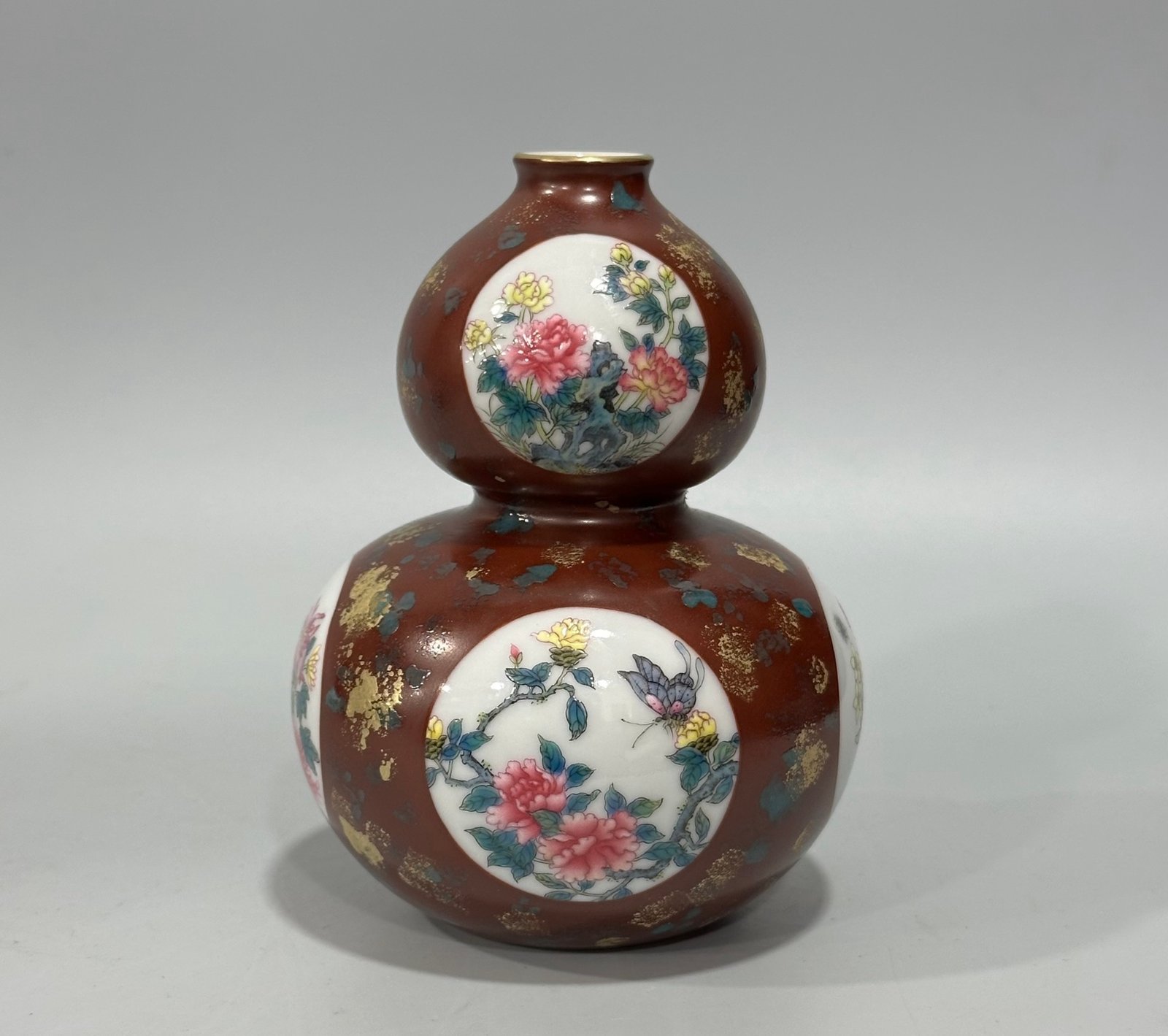 Qing Dynasty Yongzheng Enamel sauce glaze and gold-sprinkled small gourd vase with window opening