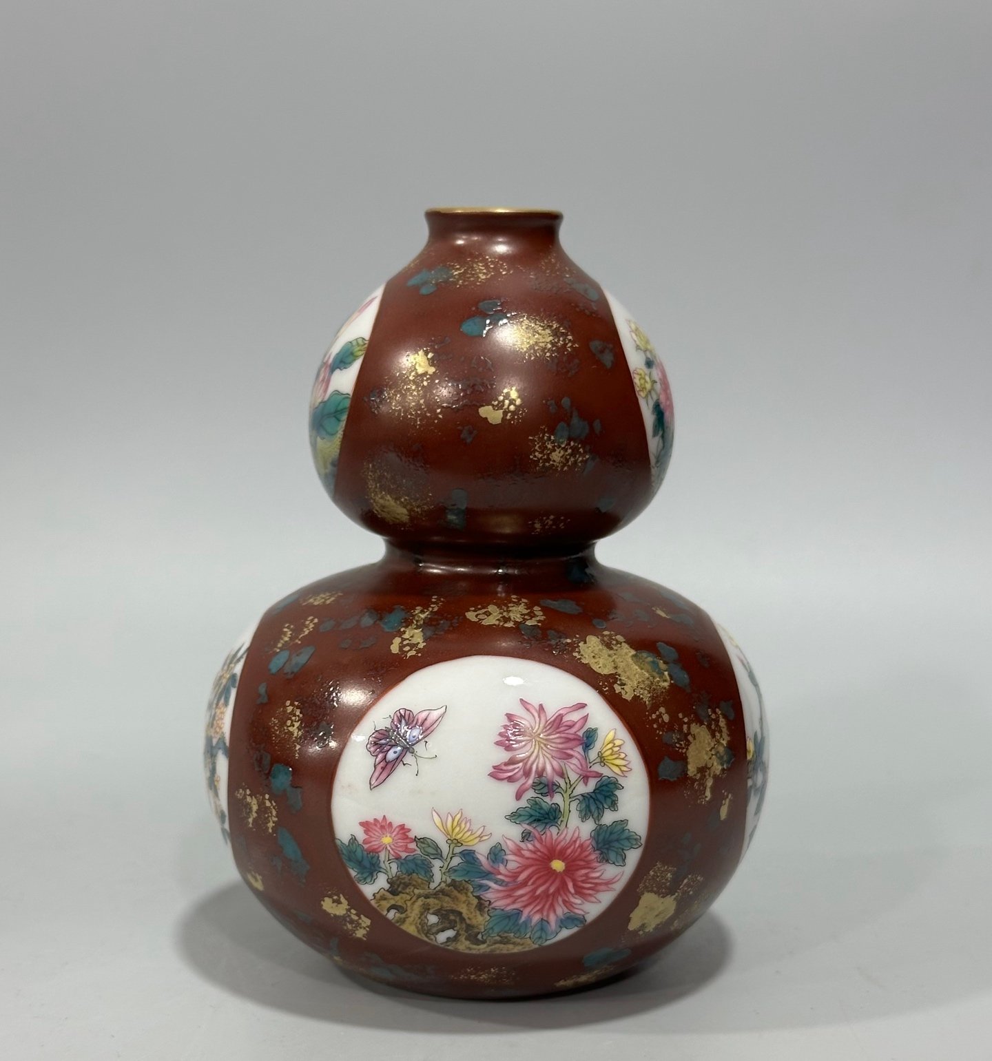 Qing Dynasty Yongzheng Enamel sauce glaze and gold-sprinkled small gourd vase with window opening