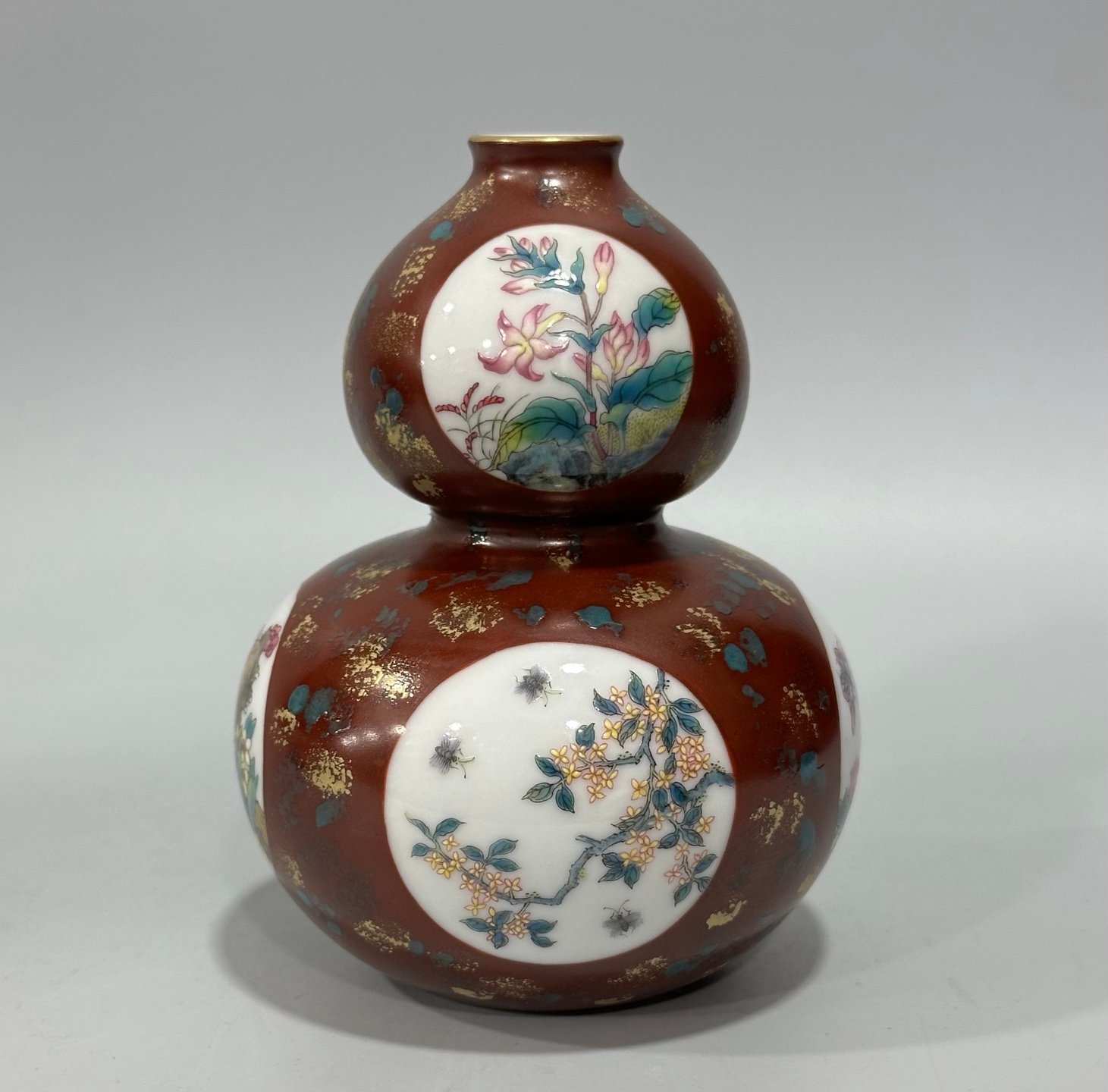 Qing Dynasty Yongzheng Enamel sauce glaze and gold-sprinkled small gourd vase with window opening