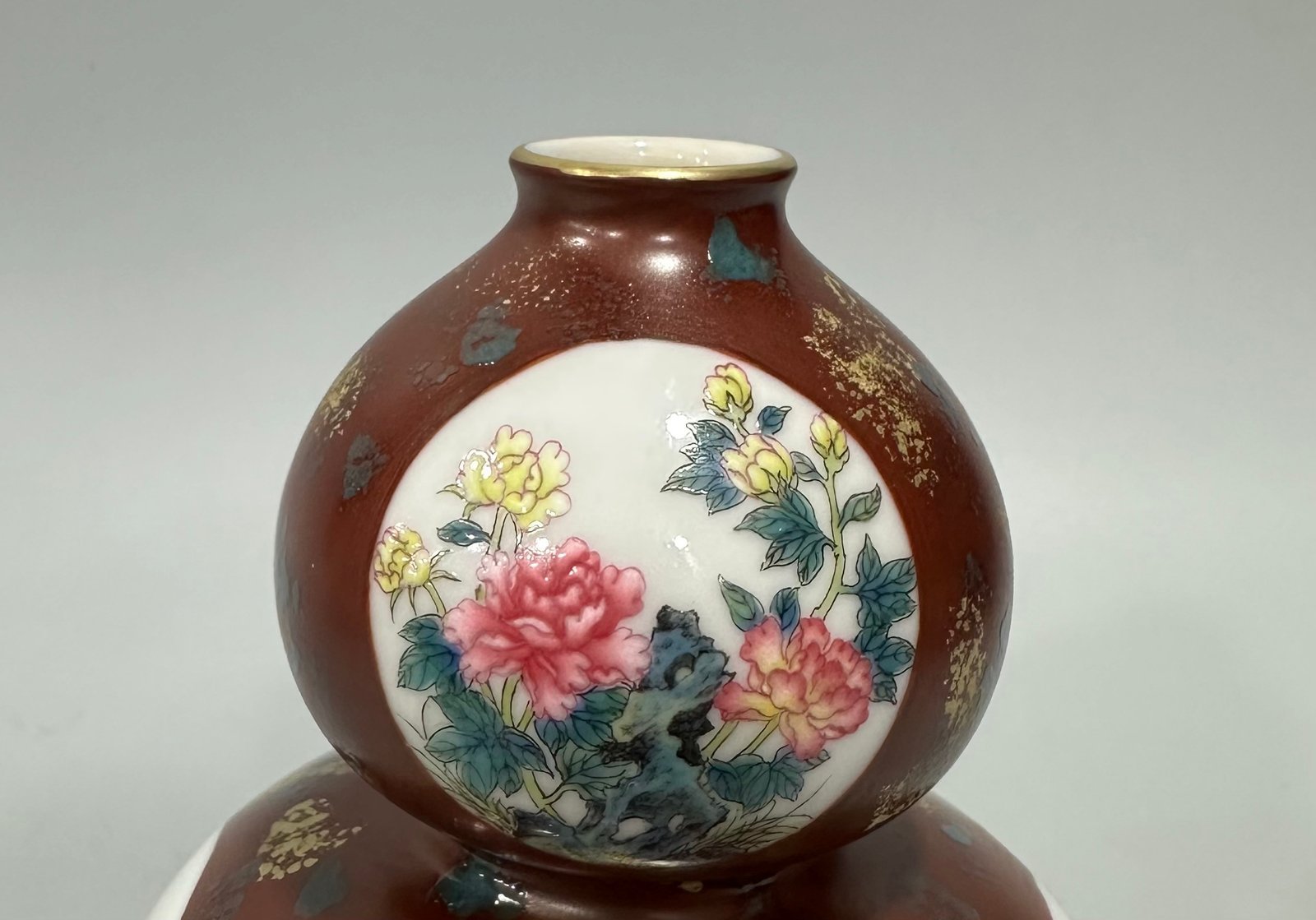 Qing Dynasty Yongzheng Enamel sauce glaze and gold-sprinkled small gourd vase with window opening