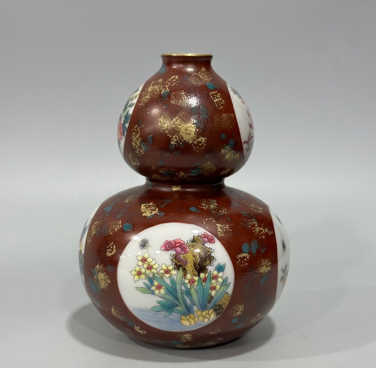 Qing Dynasty Yongzheng Enamel sauce glaze and gold-sprinkled small gourd vase with window opening