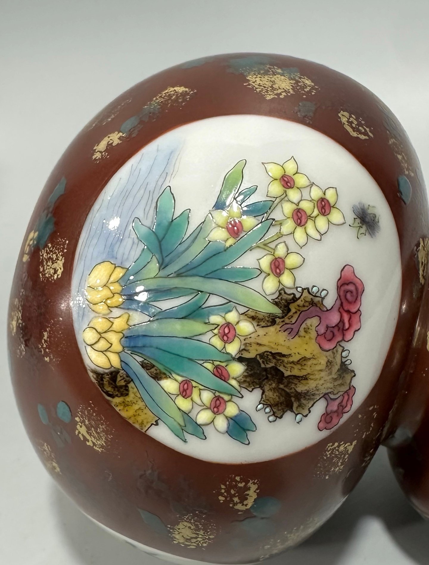 Qing Dynasty Yongzheng Enamel sauce glaze and gold-sprinkled small gourd vase with window opening