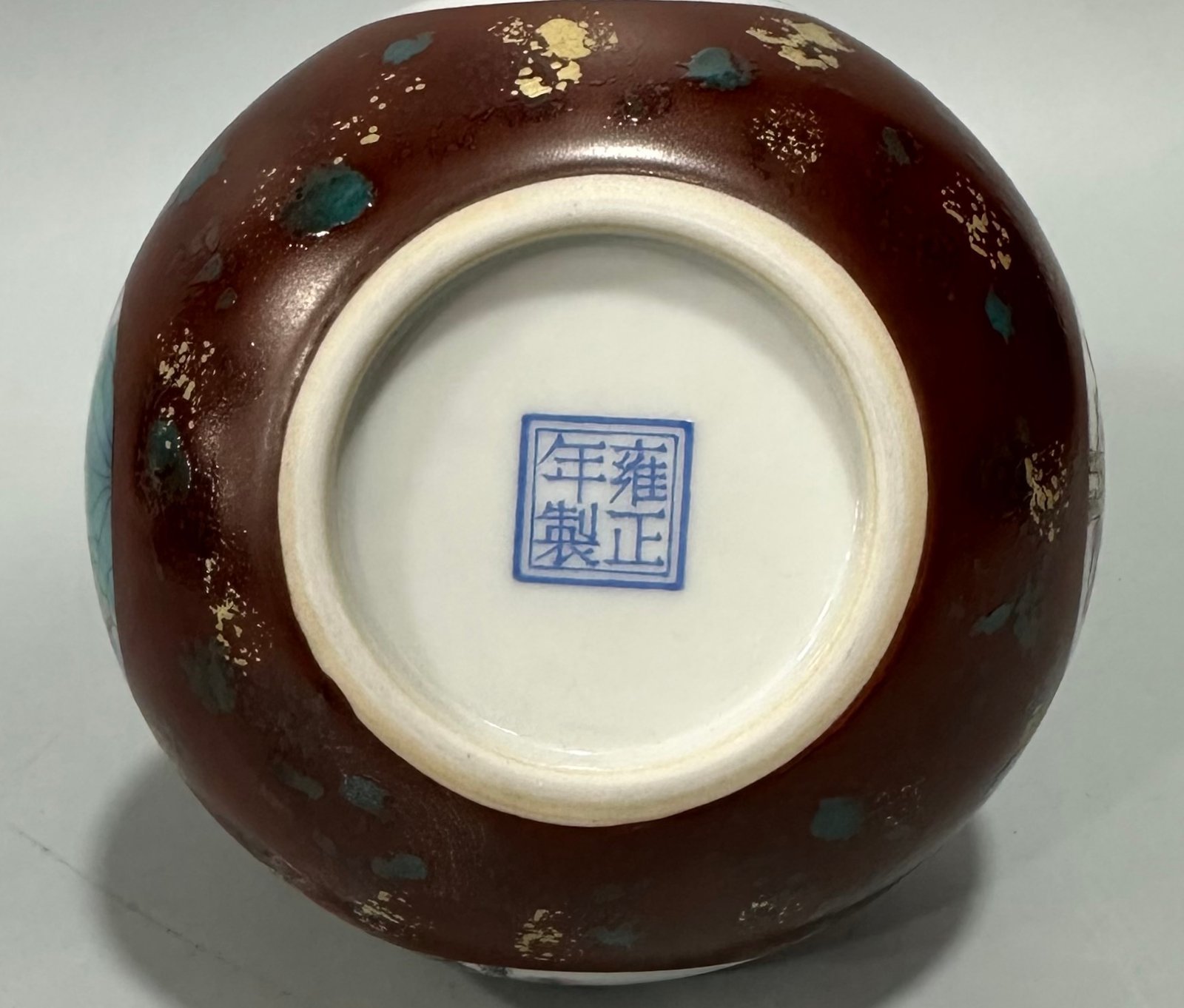 Qing Dynasty Yongzheng Enamel sauce glaze and gold-sprinkled small gourd vase with window opening