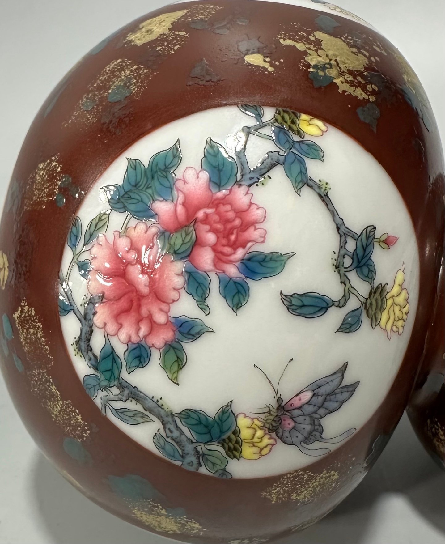 Qing Dynasty Yongzheng Enamel sauce glaze and gold-sprinkled small gourd vase with window opening