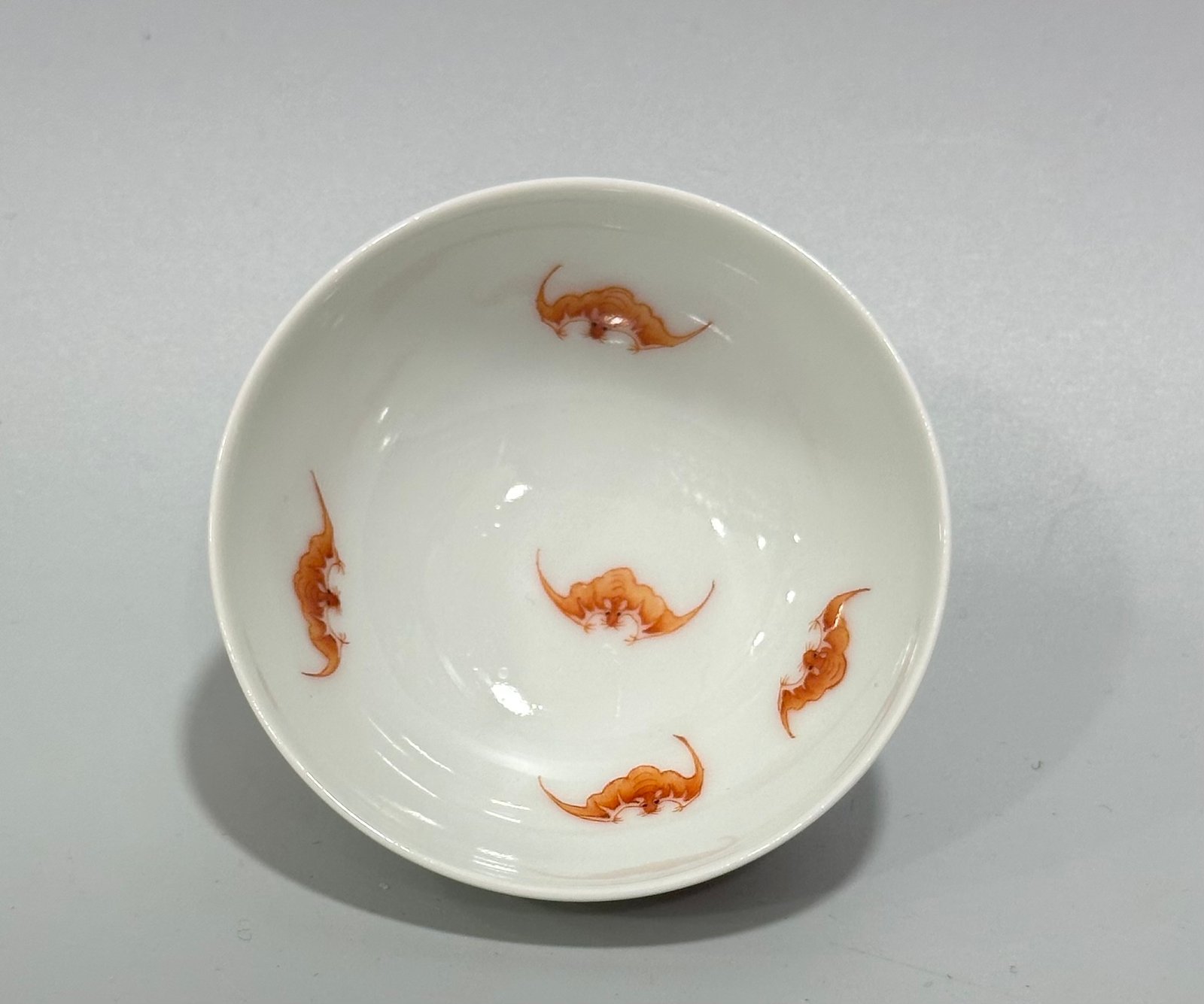 Qing Dynasty Yongzheng Alum-red goldfish cup with red bat pattern inside