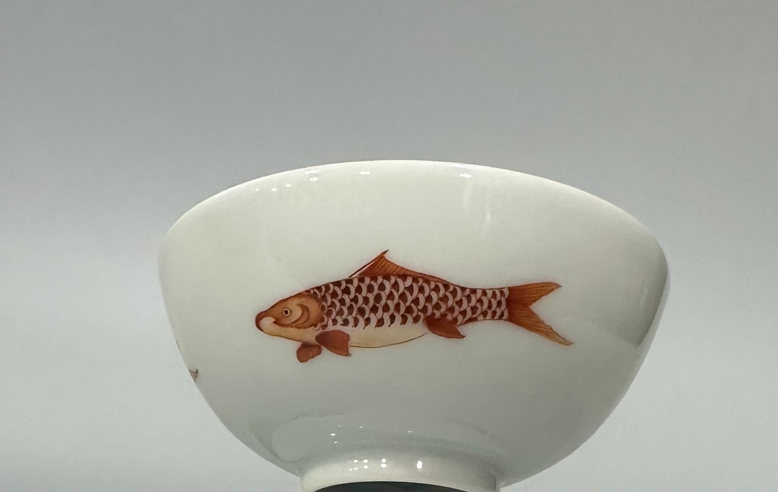 Qing Dynasty Yongzheng Alum-red goldfish cup with red bat pattern inside