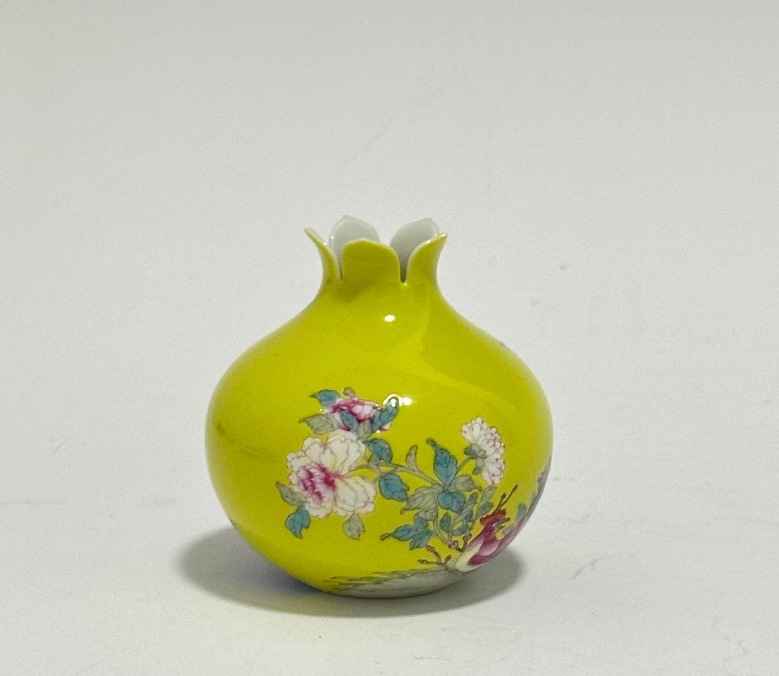 Qing Dynasty Yongzheng Pastel lemon yellow glaze pomegranate statue with flower and bird patterns