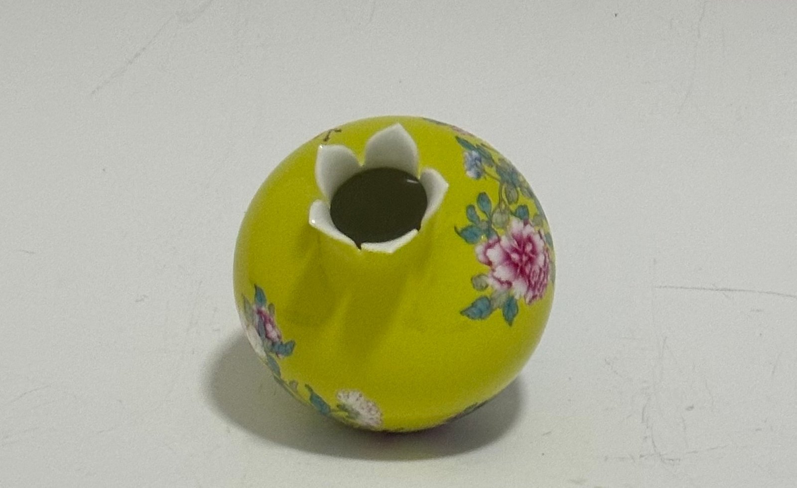 Qing Dynasty Yongzheng Pastel lemon yellow glaze pomegranate statue with flower and bird patterns