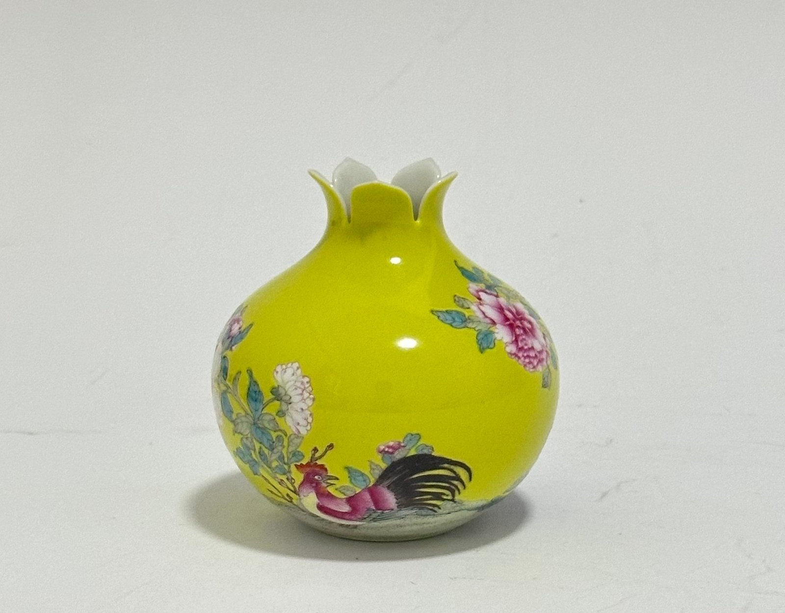 Qing Dynasty Yongzheng Pastel lemon yellow glaze pomegranate statue with flower and bird patterns