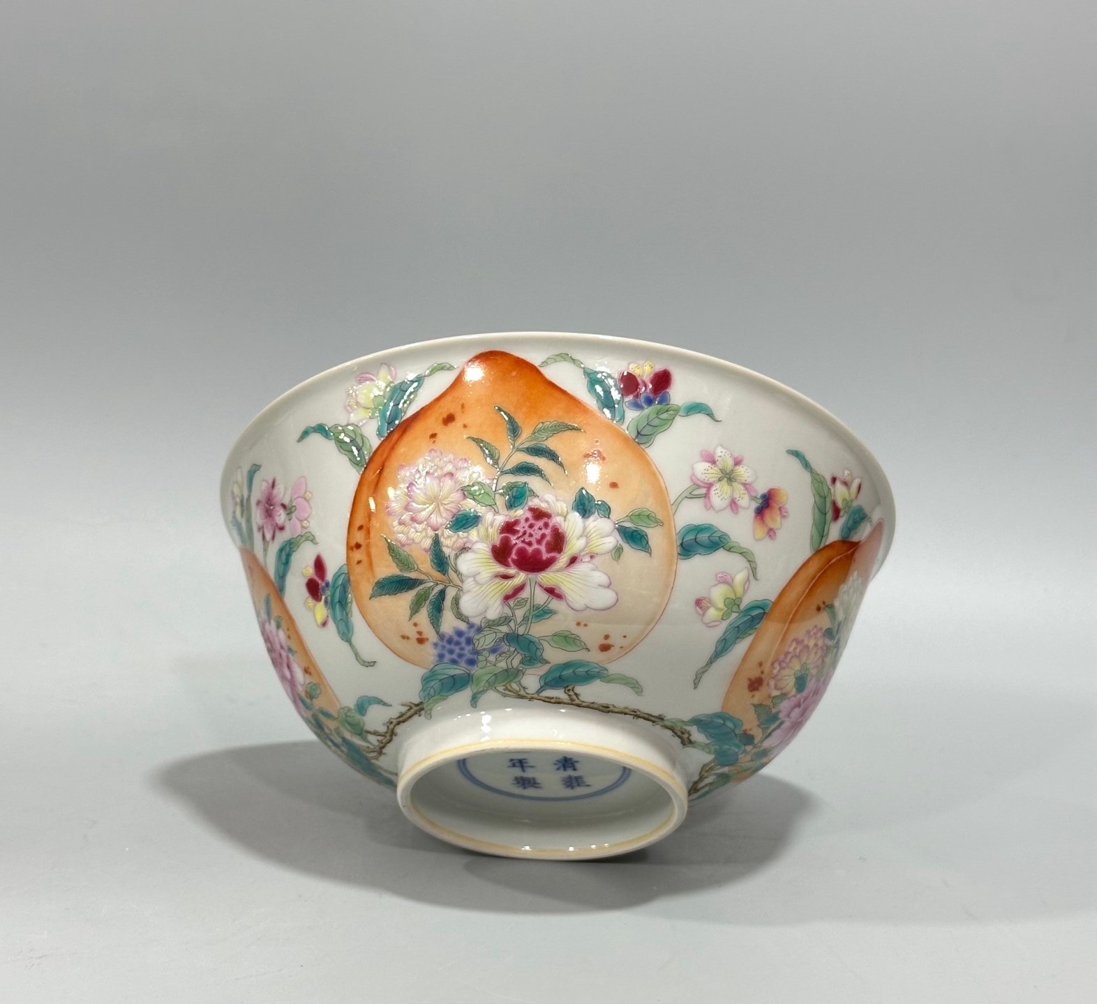 Qing Dynasty Yongzheng Pastel peach pattern flower bowl