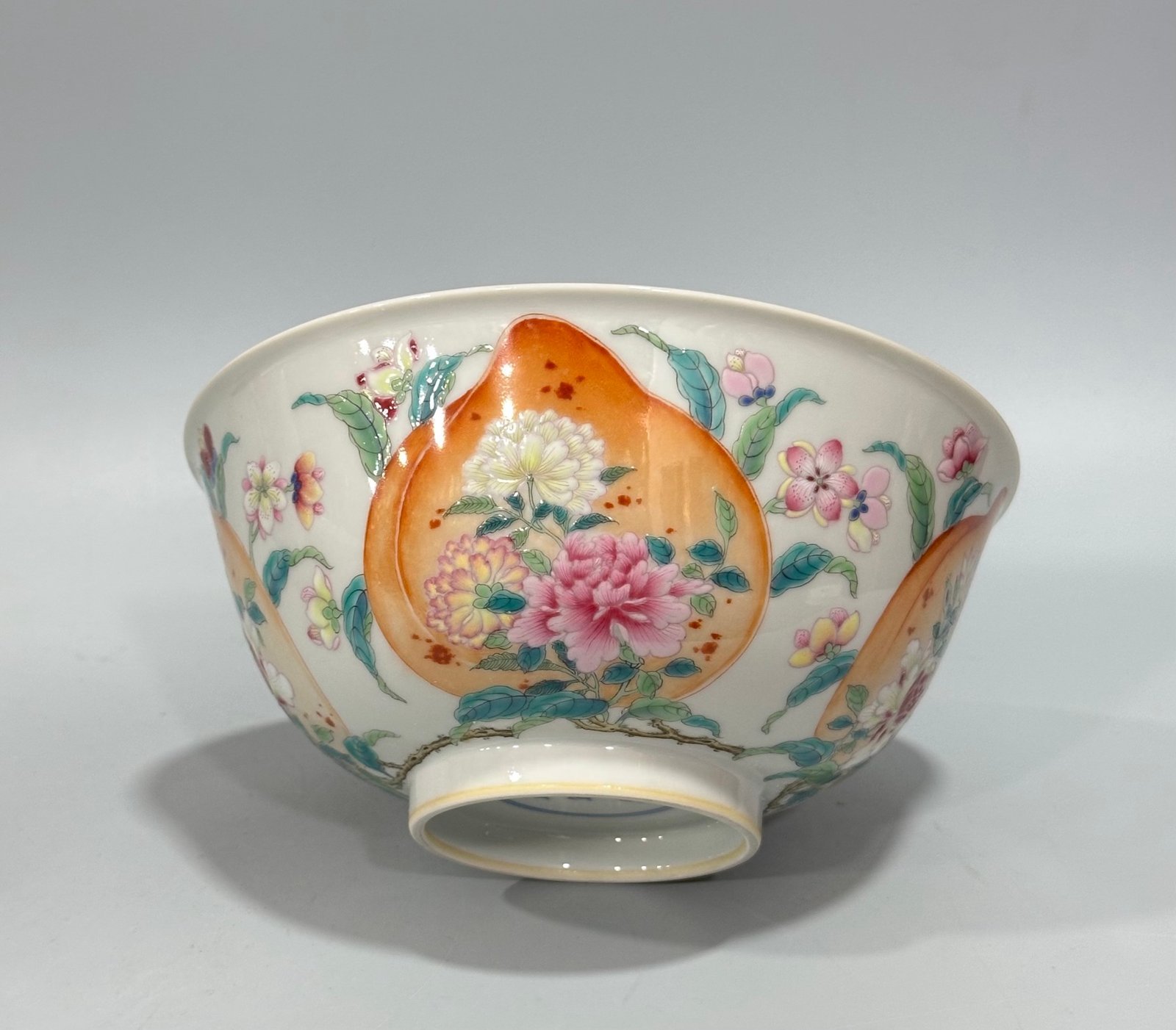 Qing Dynasty Yongzheng Pastel peach pattern flower bowl