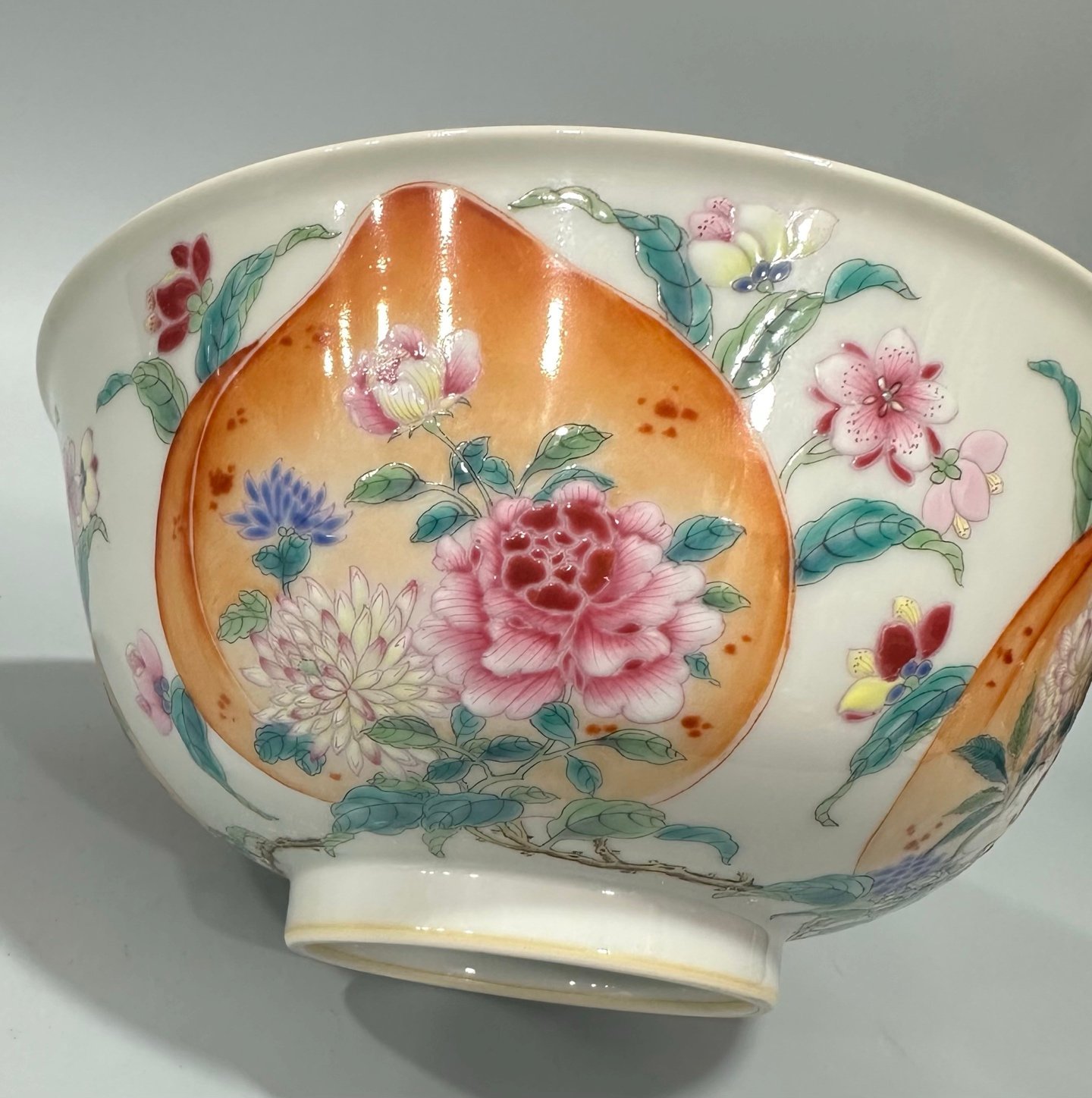 Qing Dynasty Yongzheng Pastel peach pattern flower bowl