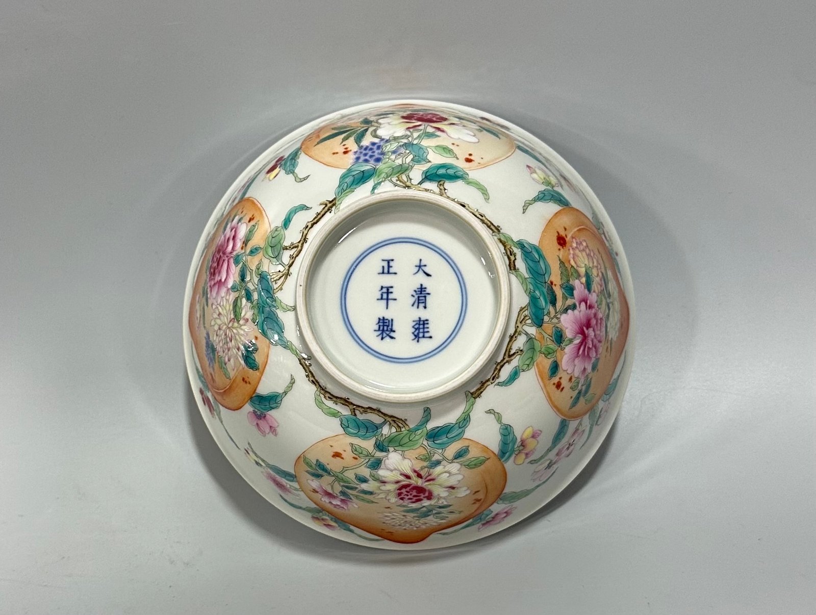Qing Dynasty Yongzheng Pastel peach pattern flower bowl