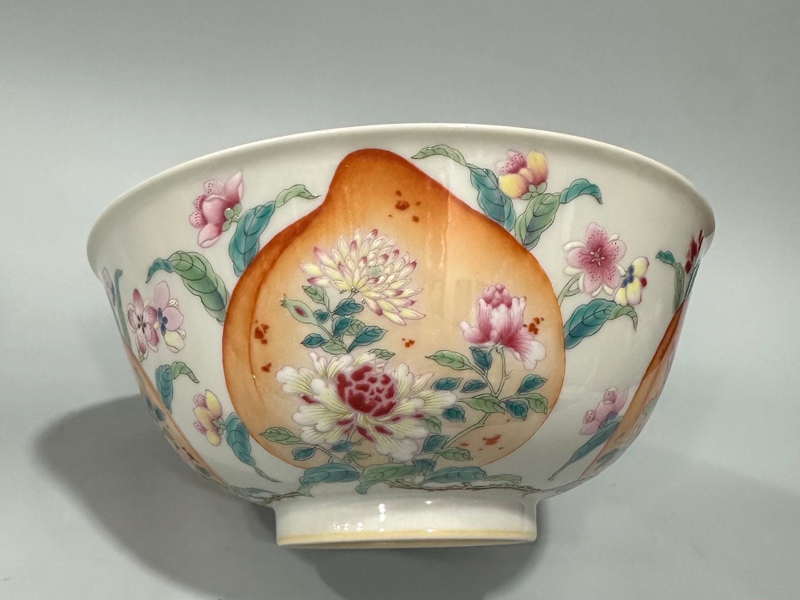 Qing Dynasty Yongzheng Pastel peach pattern flower bowl